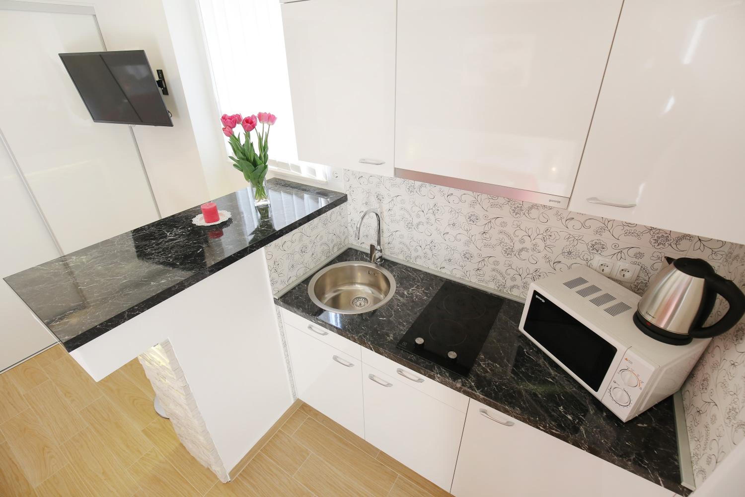 Studio Apartment with Balcony - Photo 15