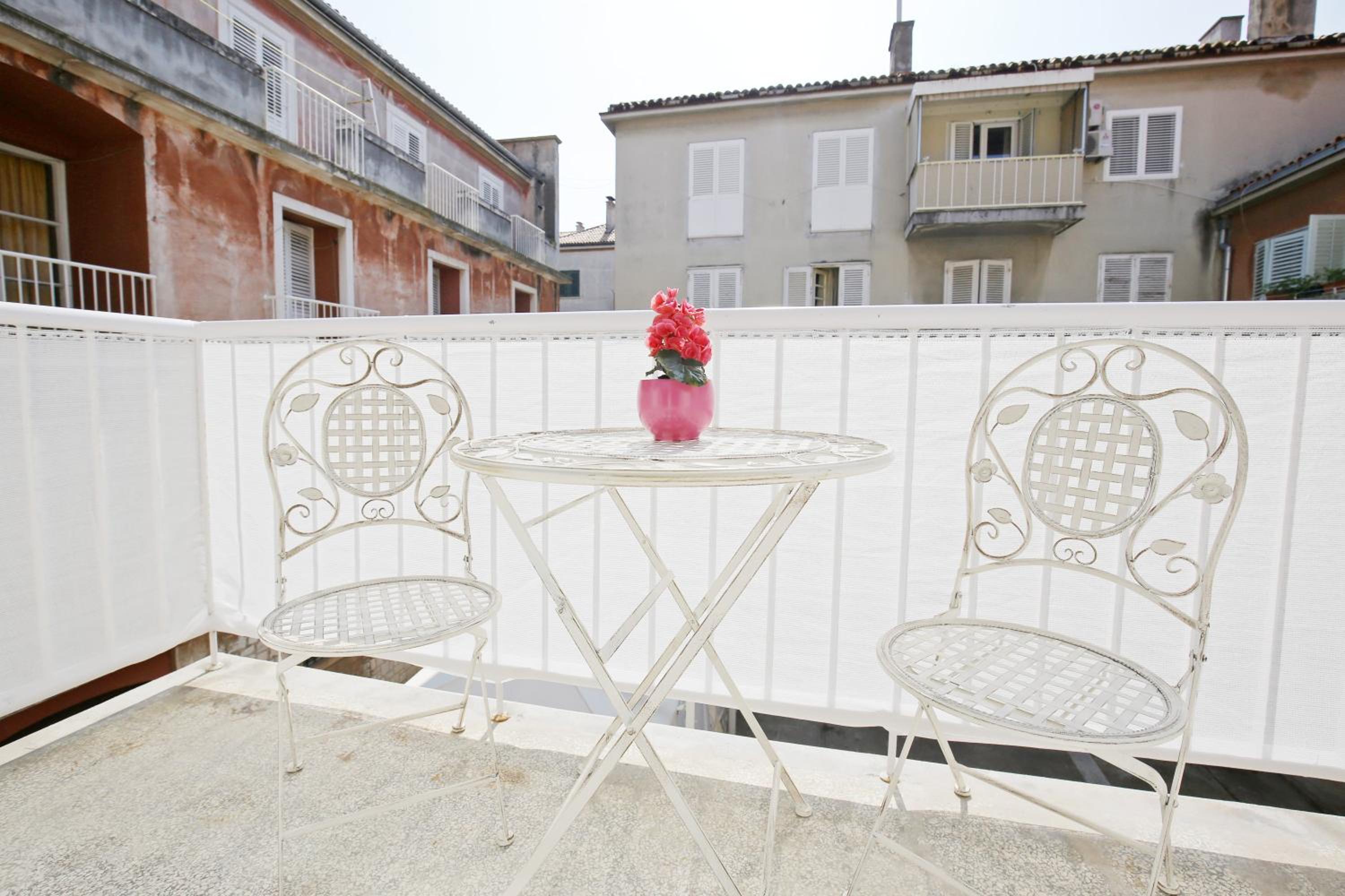 Studio Apartment with Balcony - Photo 14