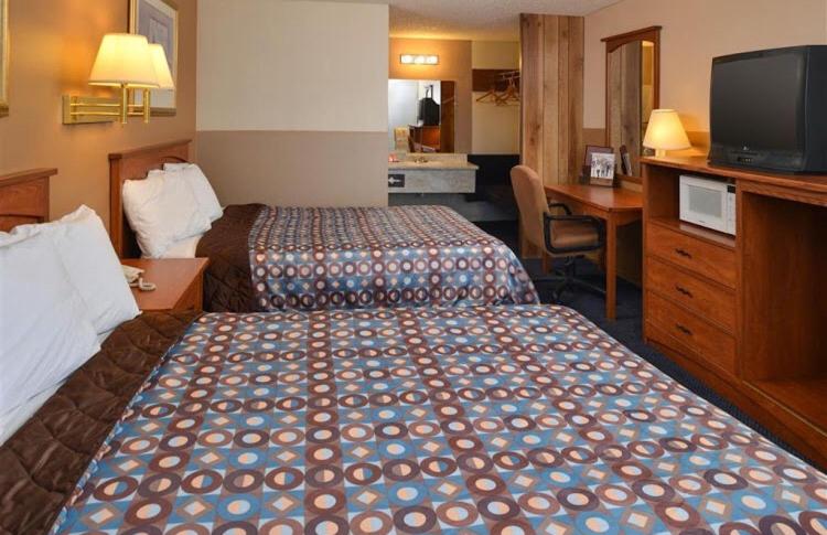 Queen Room with Two Queen Beds - Photo 3