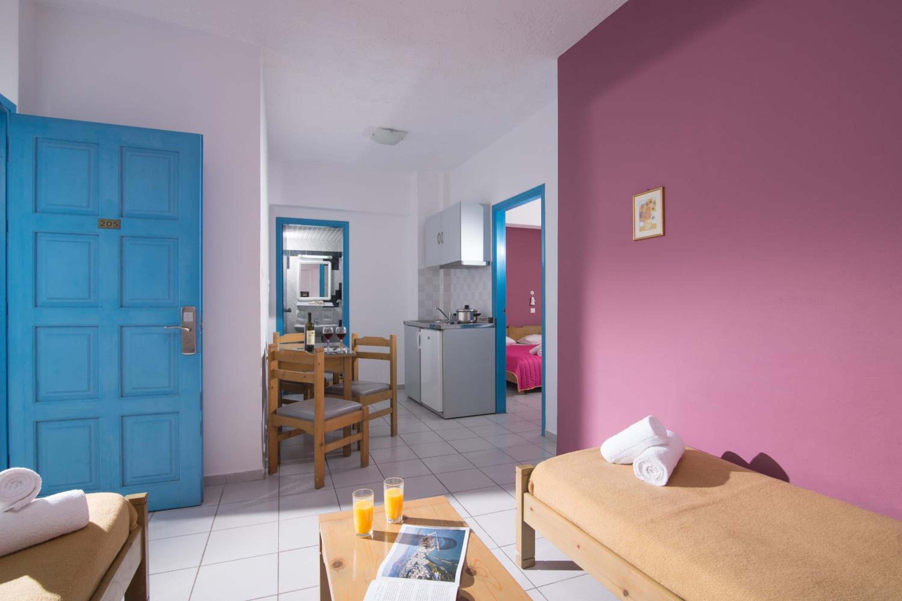 One Bedroom Apartment with Mountain View - Photo 3