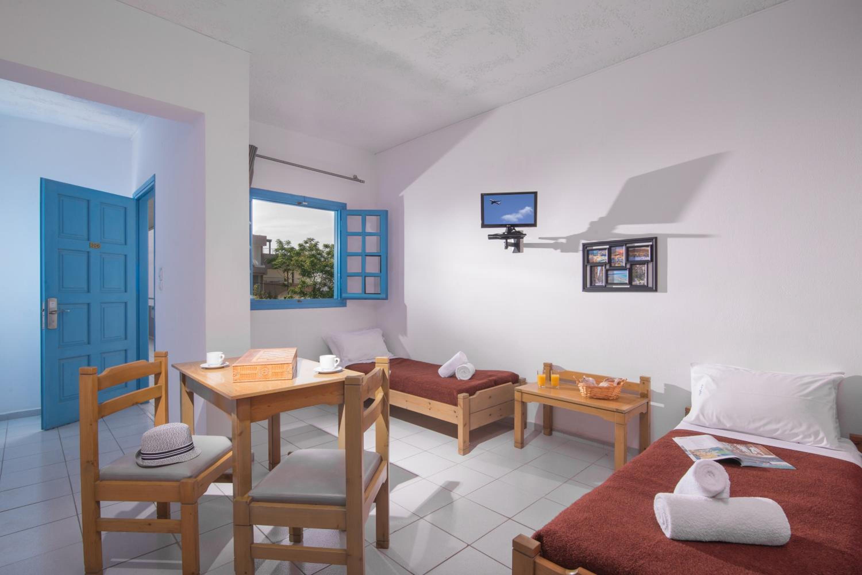 One Bedroom Apartment with Mountain View - Photo 8