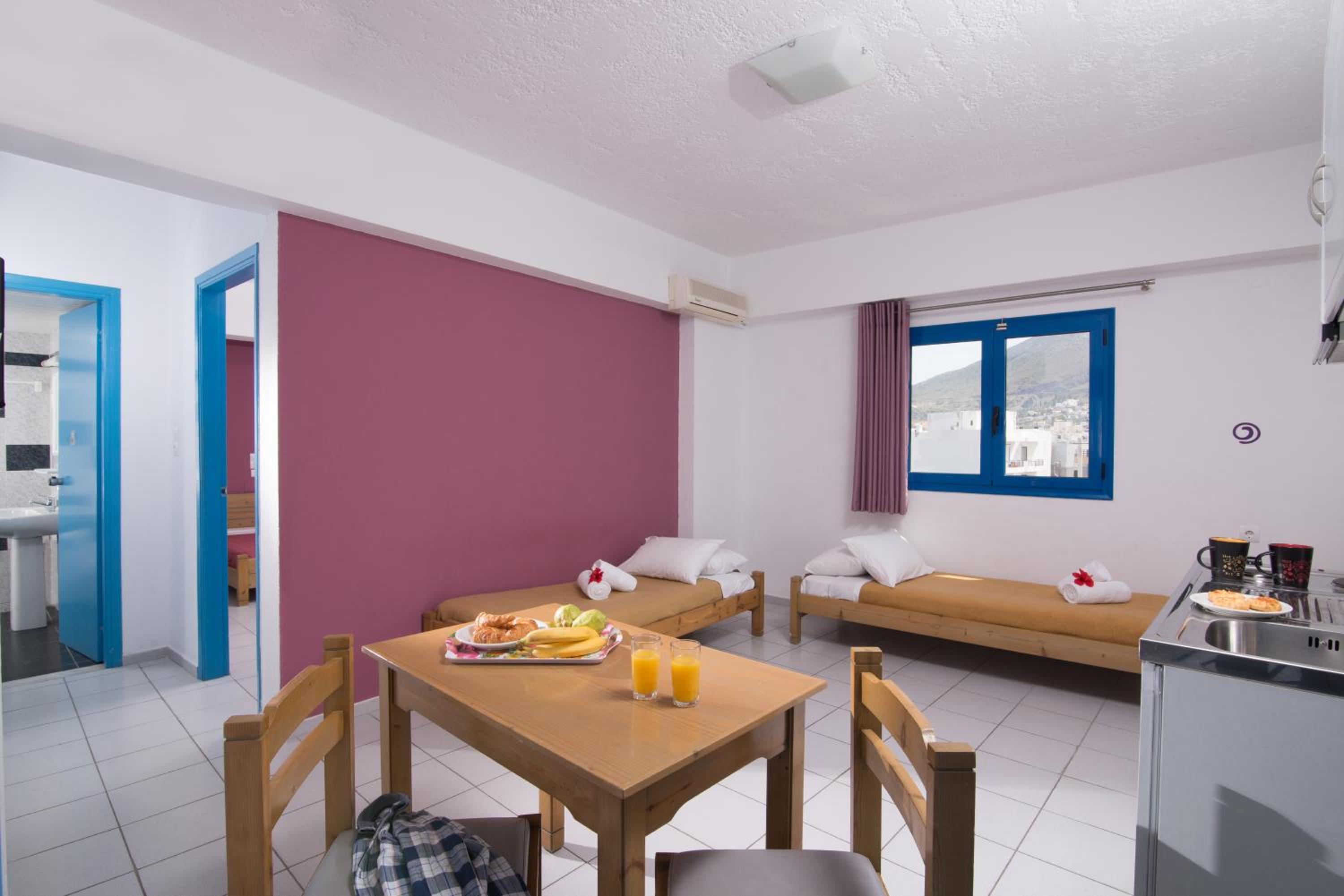 One Bedroom Apartment with Mountain View - Photo 2