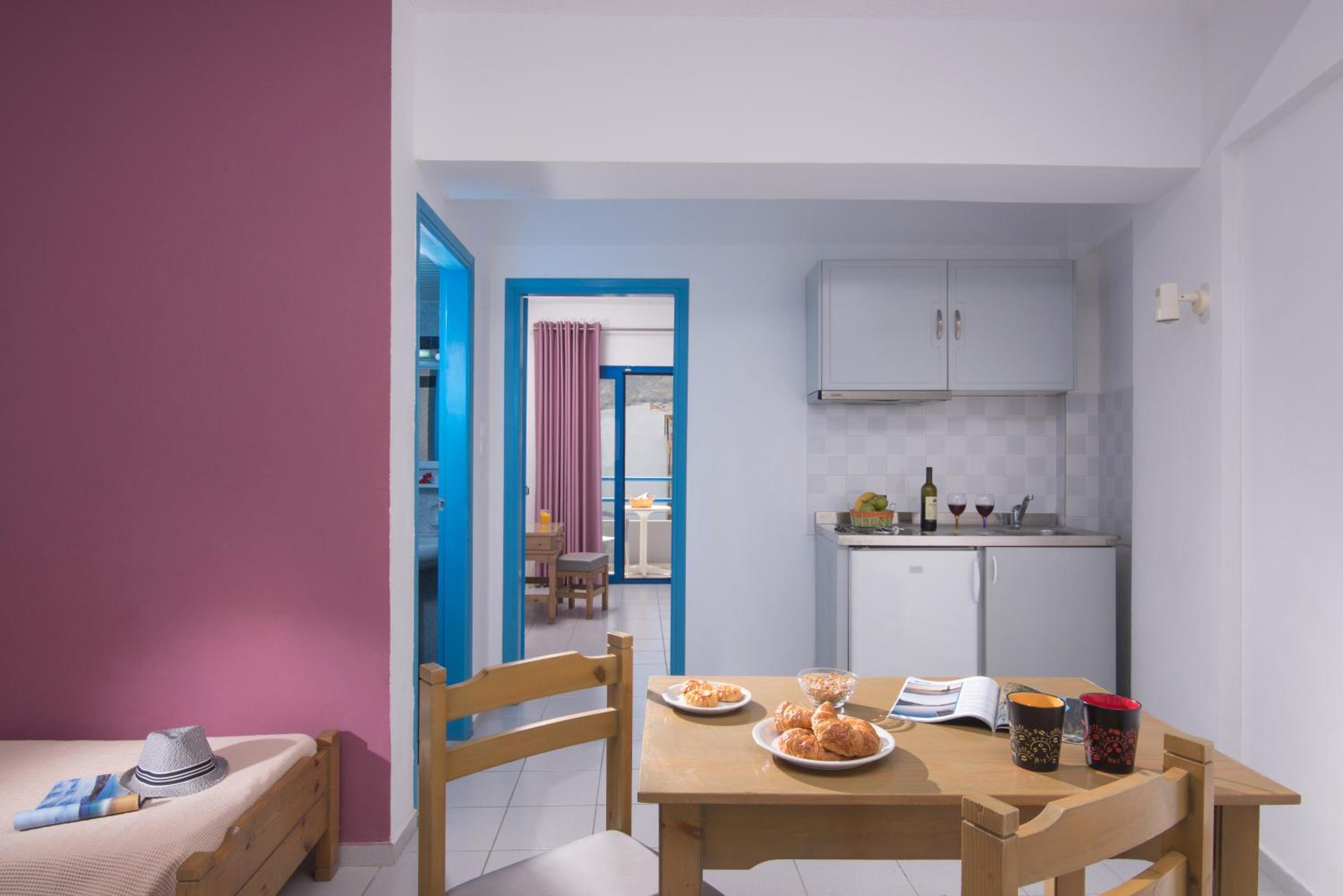 One Bedroom Apartment with Mountain View - Photo 12