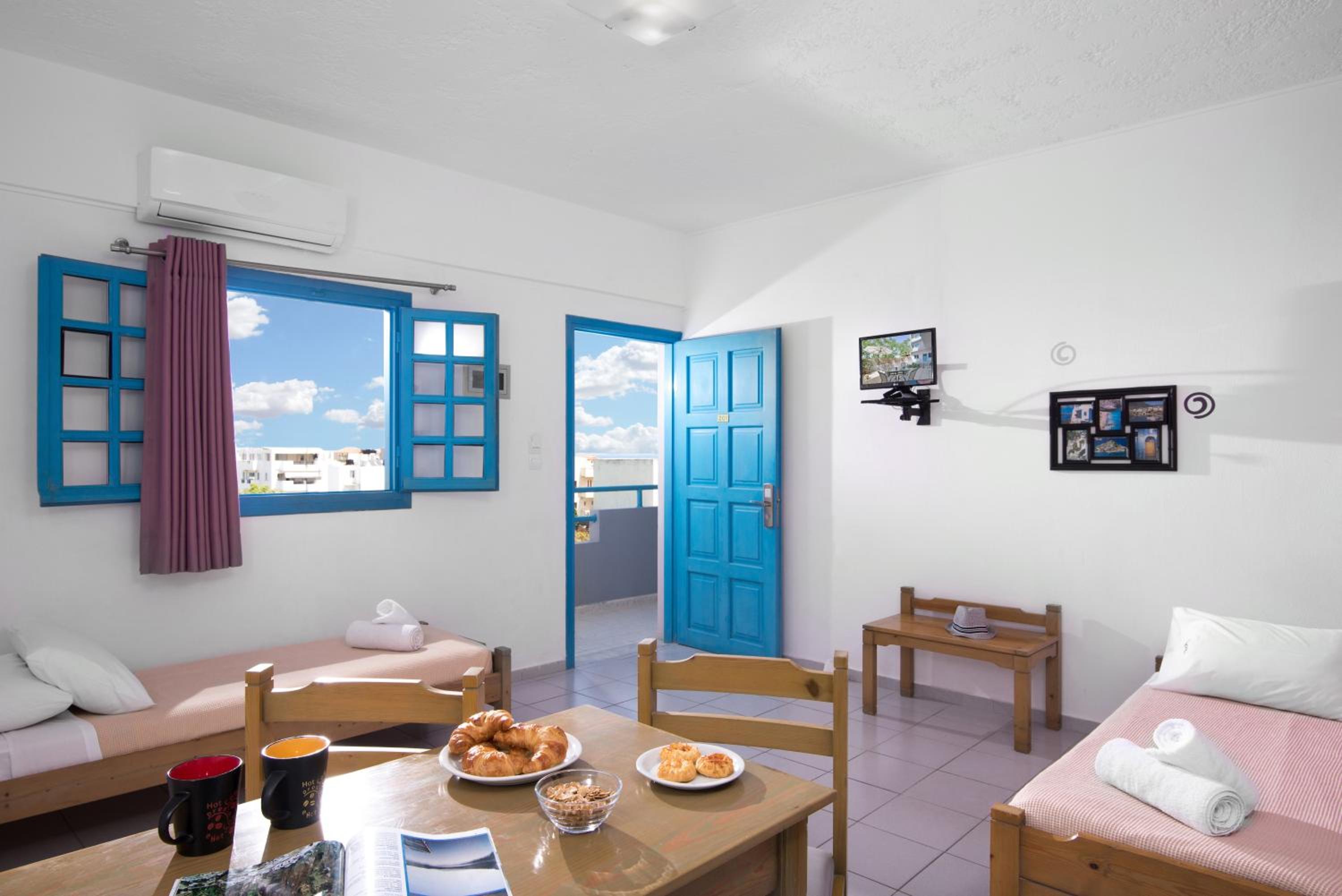 One Bedroom Apartment with Mountain View - Photo 1