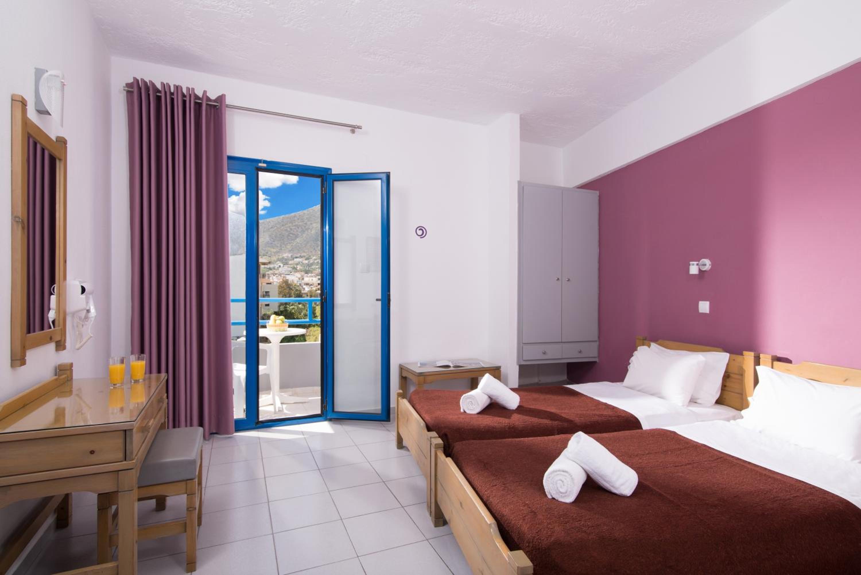 One Bedroom Apartment with Mountain View - Photo 4