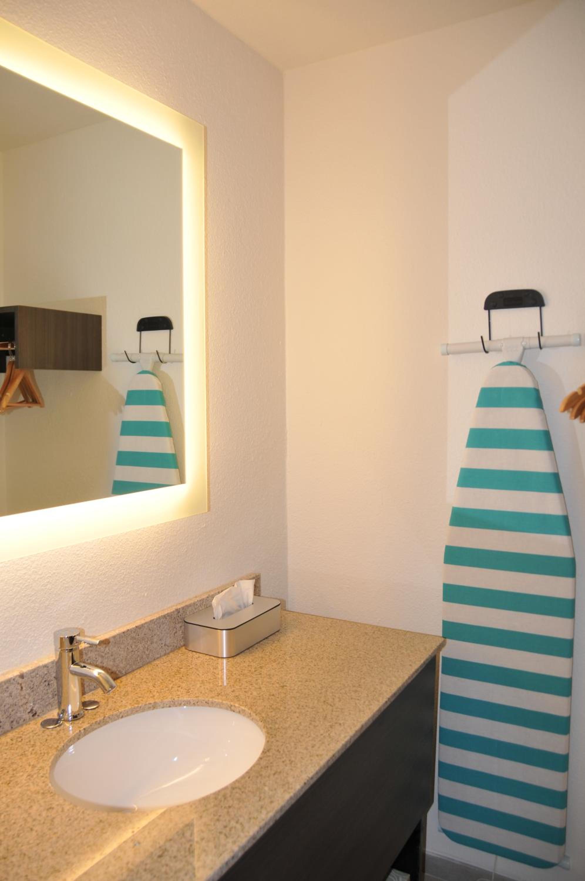 King Room - Non-Smoking - Photo 6