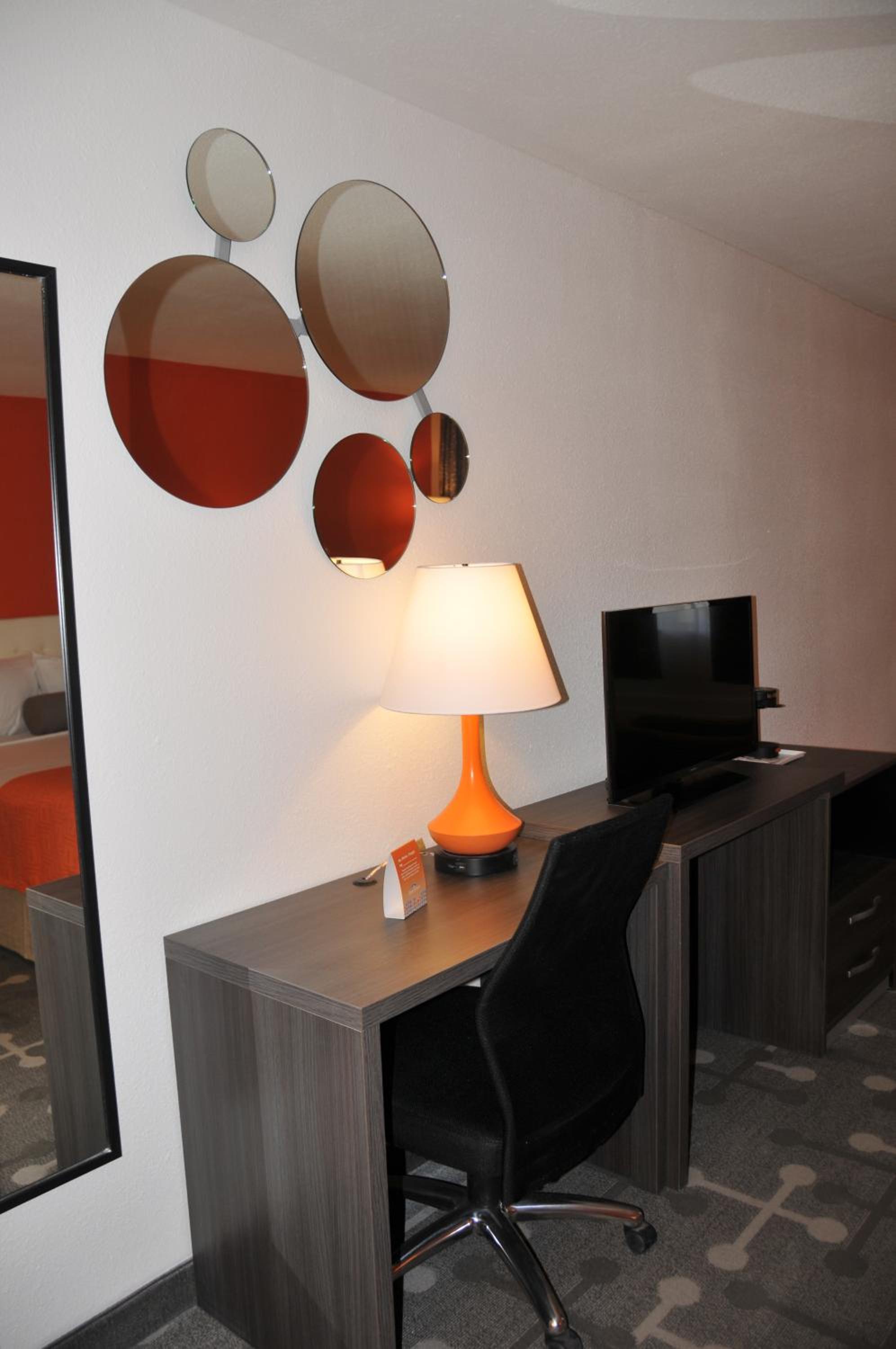 King Room - Non-Smoking - Photo 4