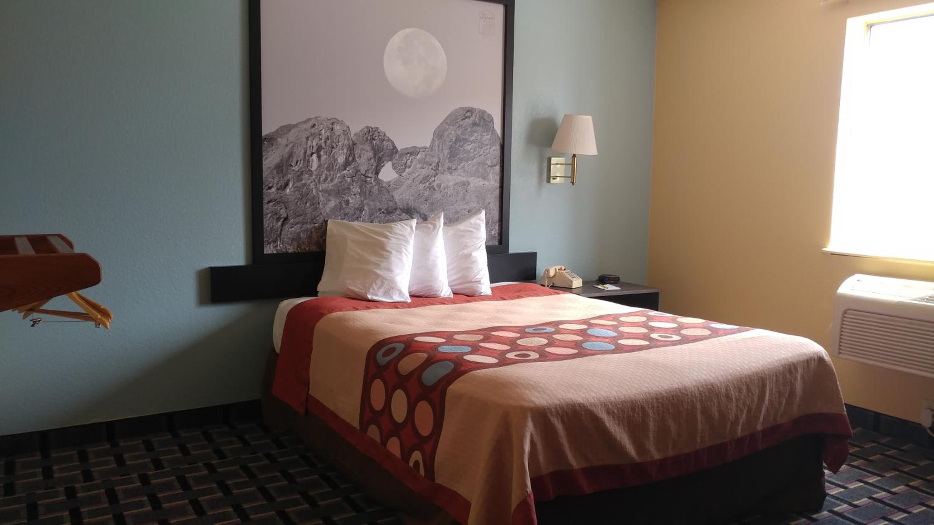 Queen Room with Two Queen Beds - Non-Smoking - Photo 1
