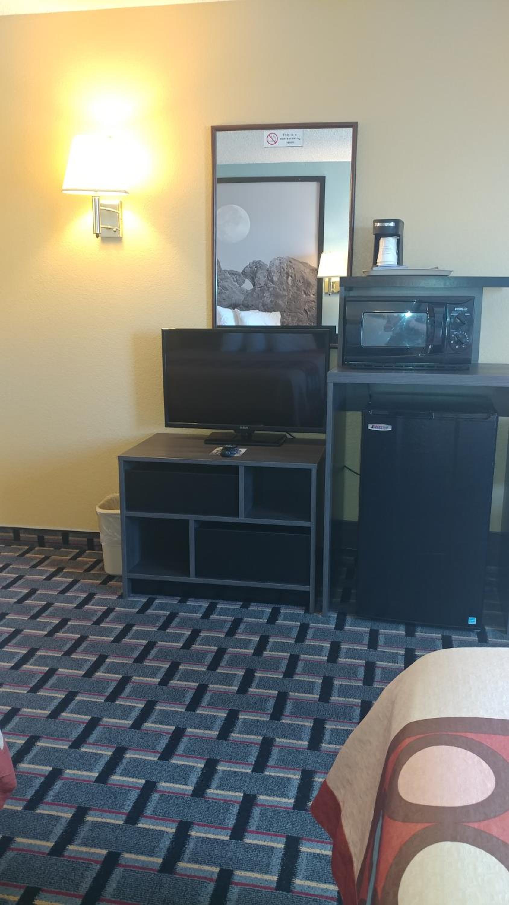 King Room - Non-Smoking - Photo 4