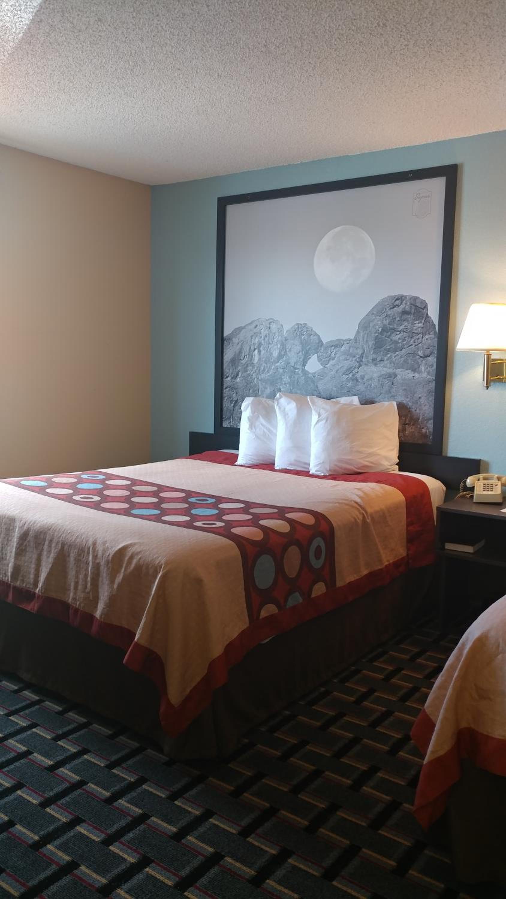 Queen Room with Two Queen Beds - Non-Smoking - Photo 7