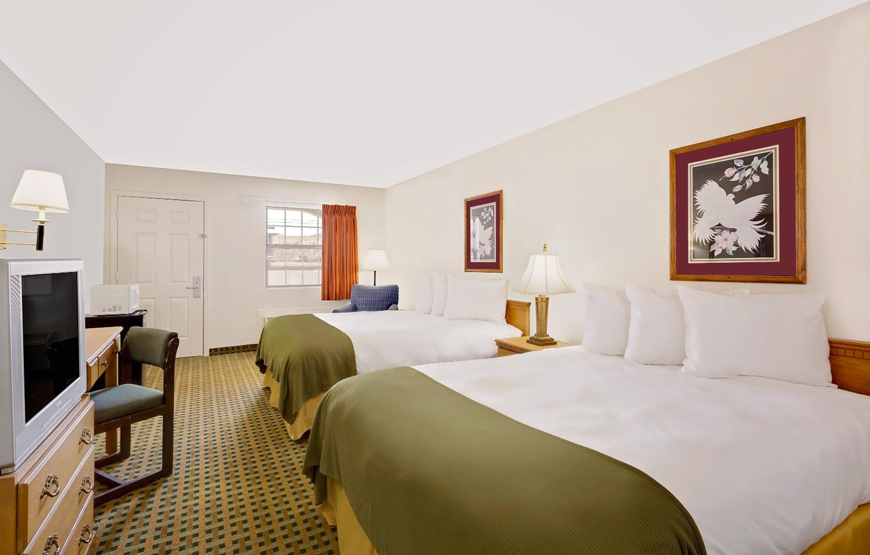 Queen Room with Two Queen Beds - Non-Smoking - Photo 6