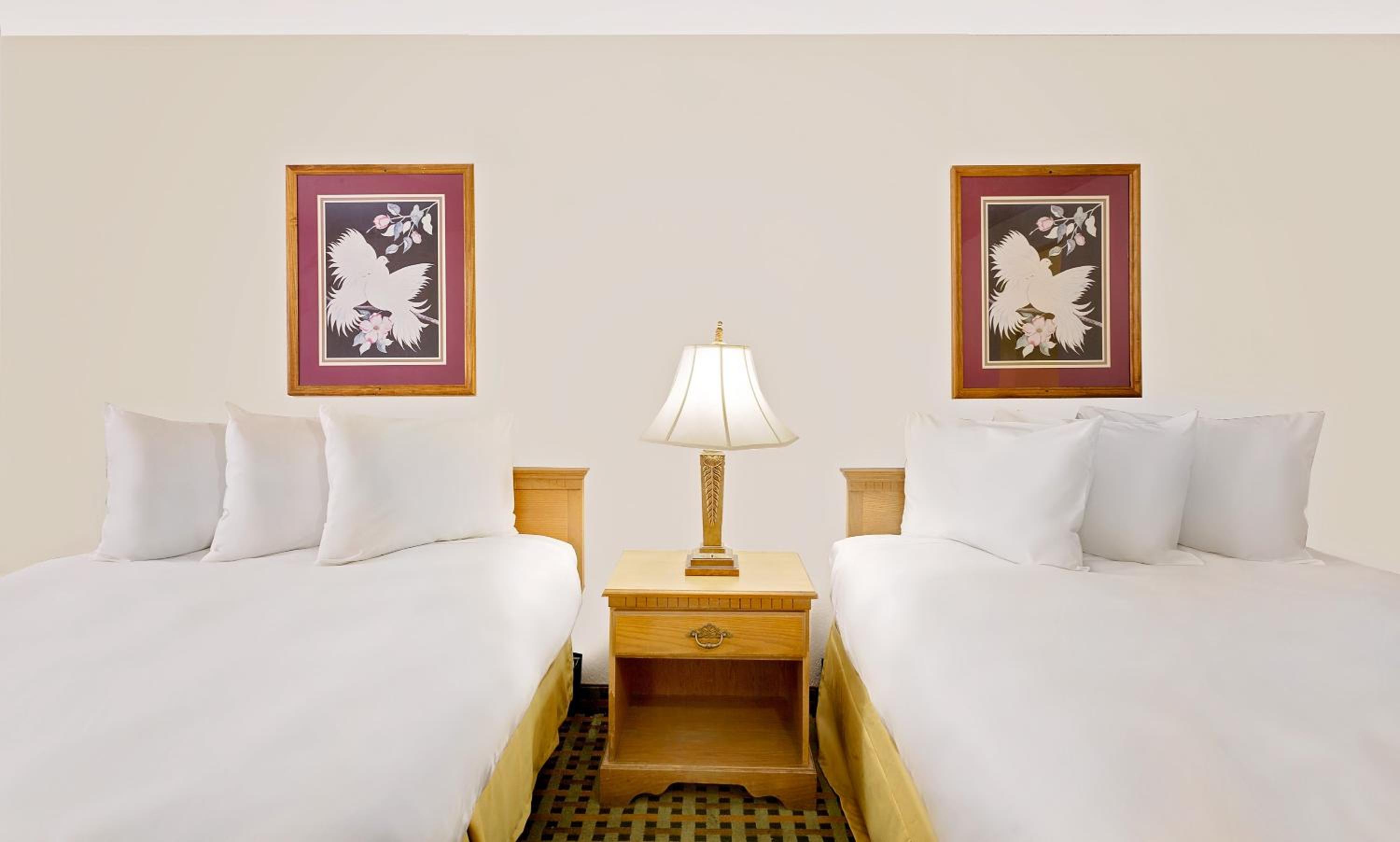 Queen Room with Two Queen Beds - Non-Smoking - Photo 10