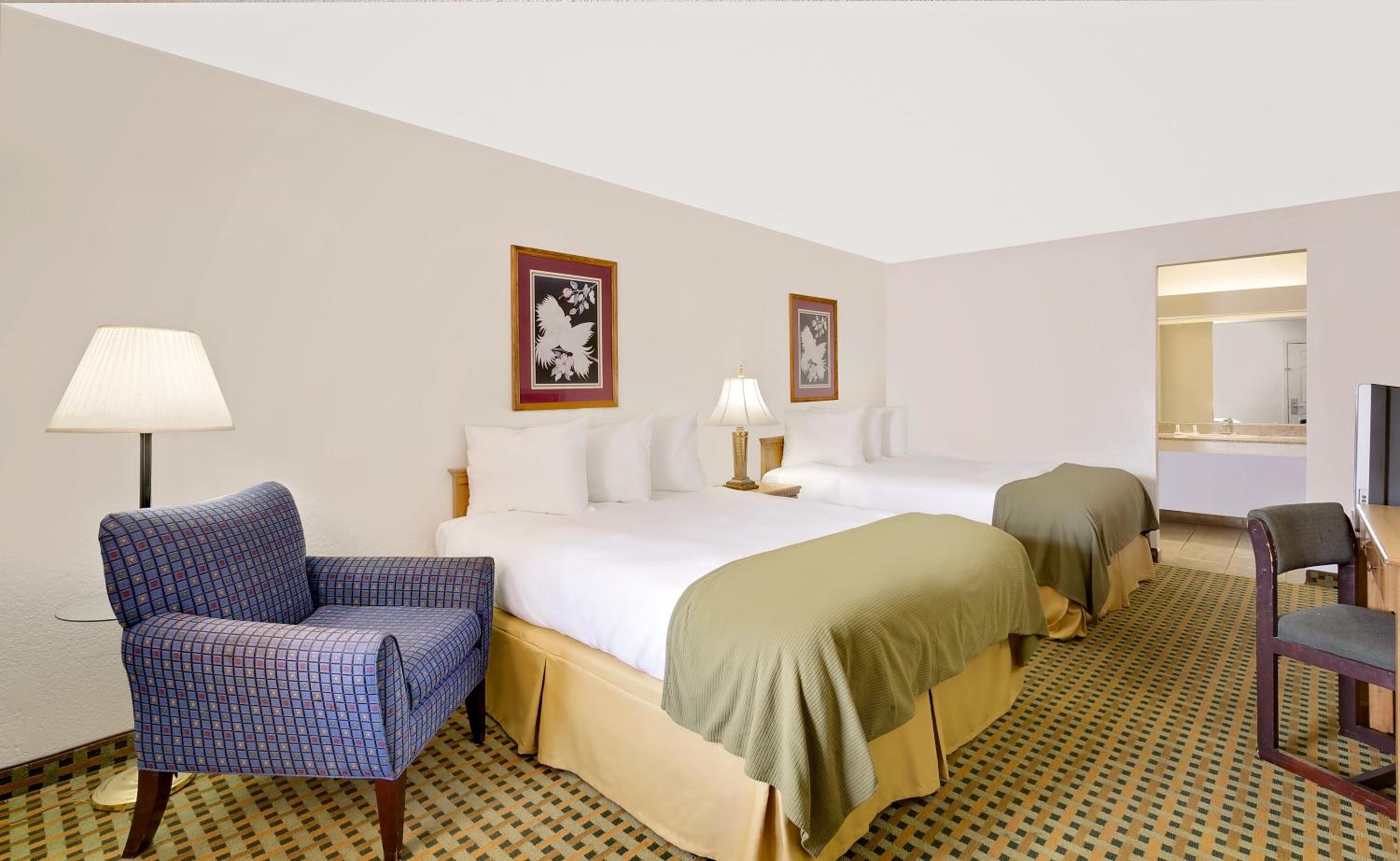 Queen Room with Two Queen Beds - Non-Smoking - Photo 3