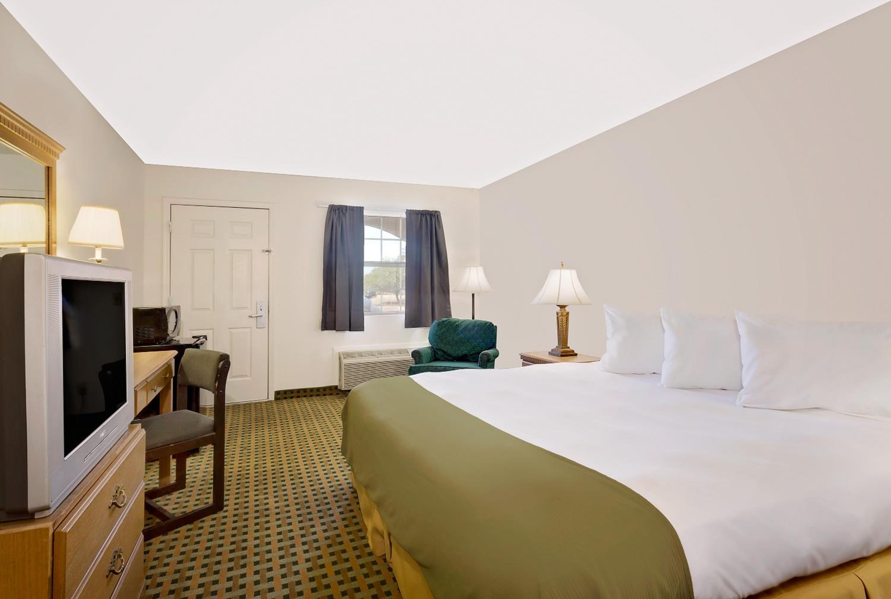 Standard King Room - Smoking - Photo 8