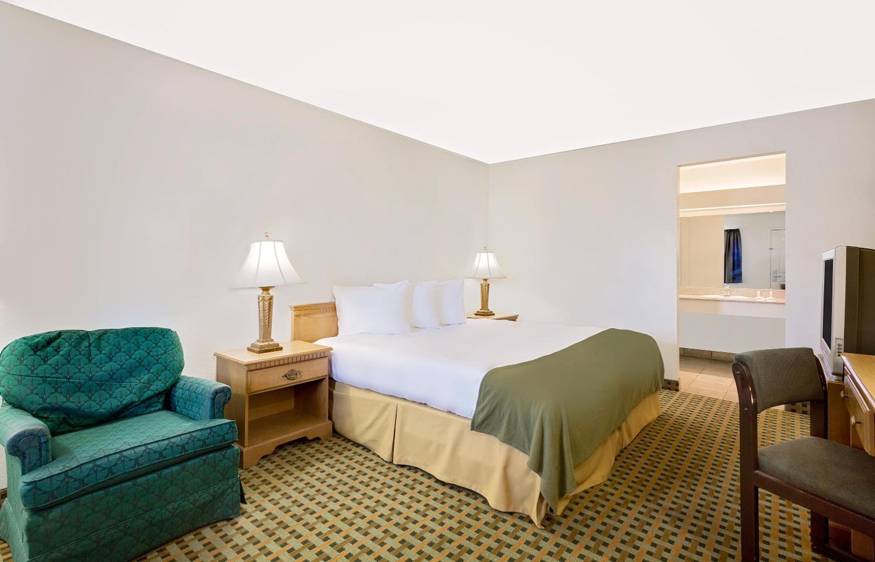 Standard King Room - Smoking - Photo 9