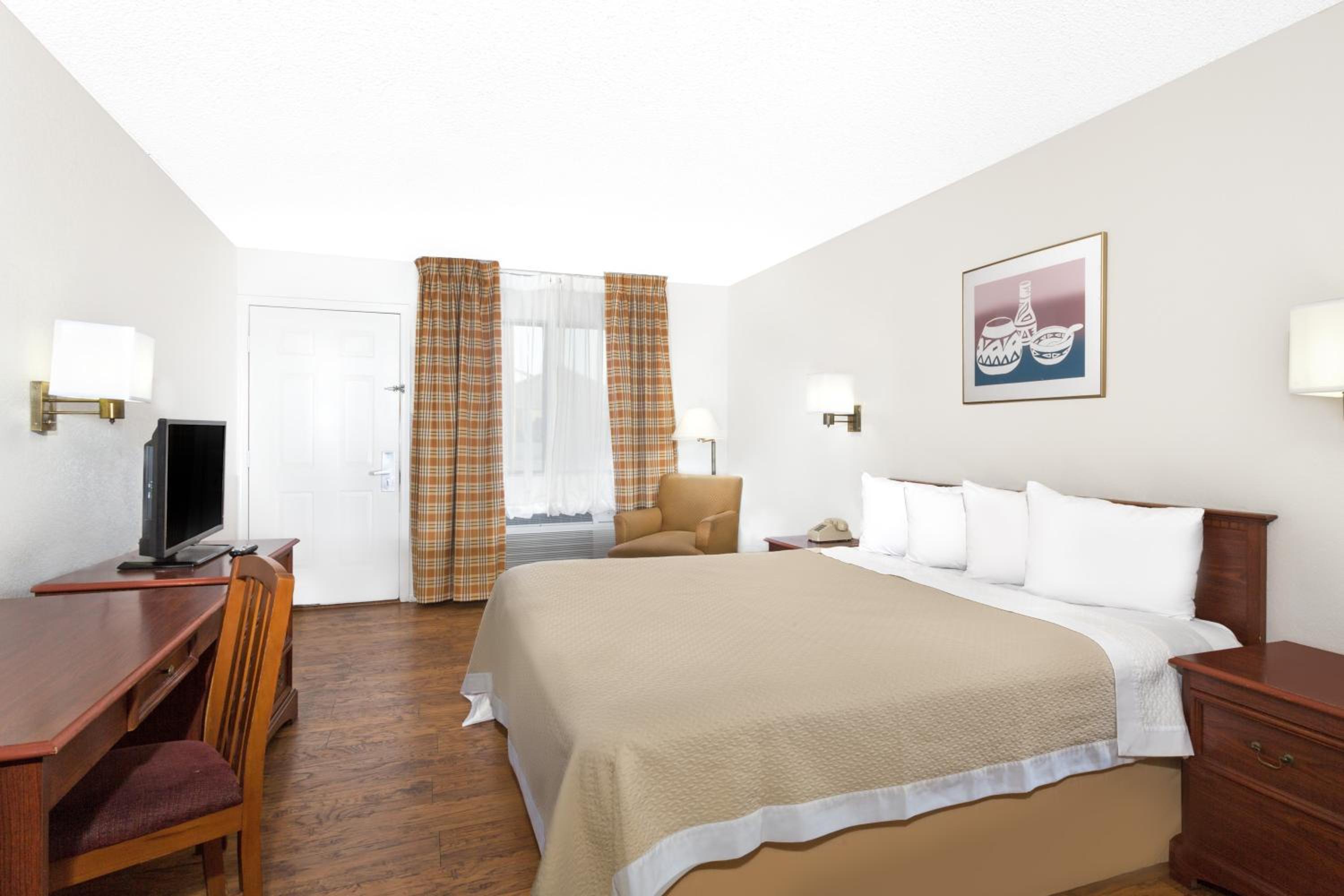 King Room - Non-Smoking - Photo 3