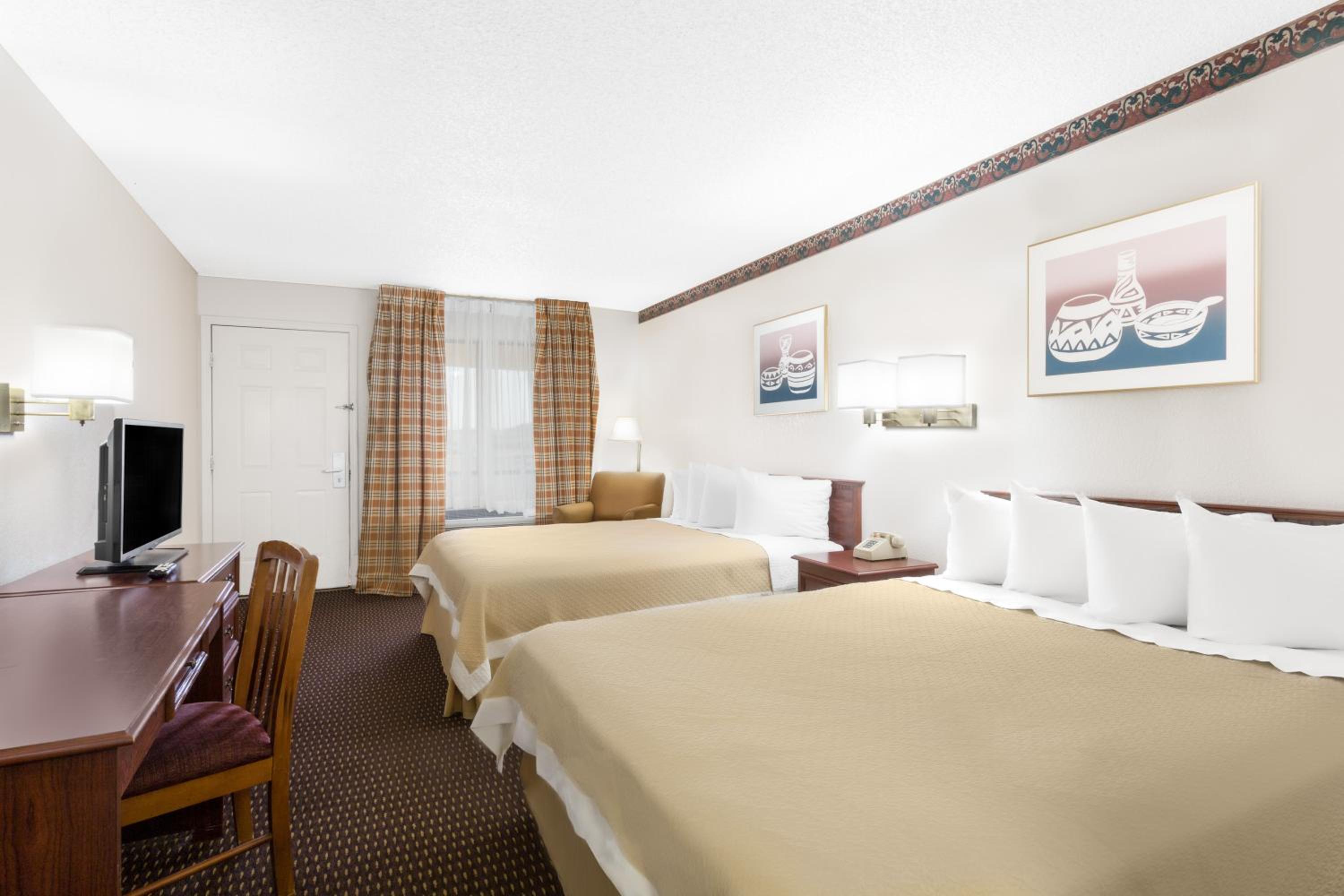 Queen Room with Two Queen Beds - Non-Smoking - Photo 2