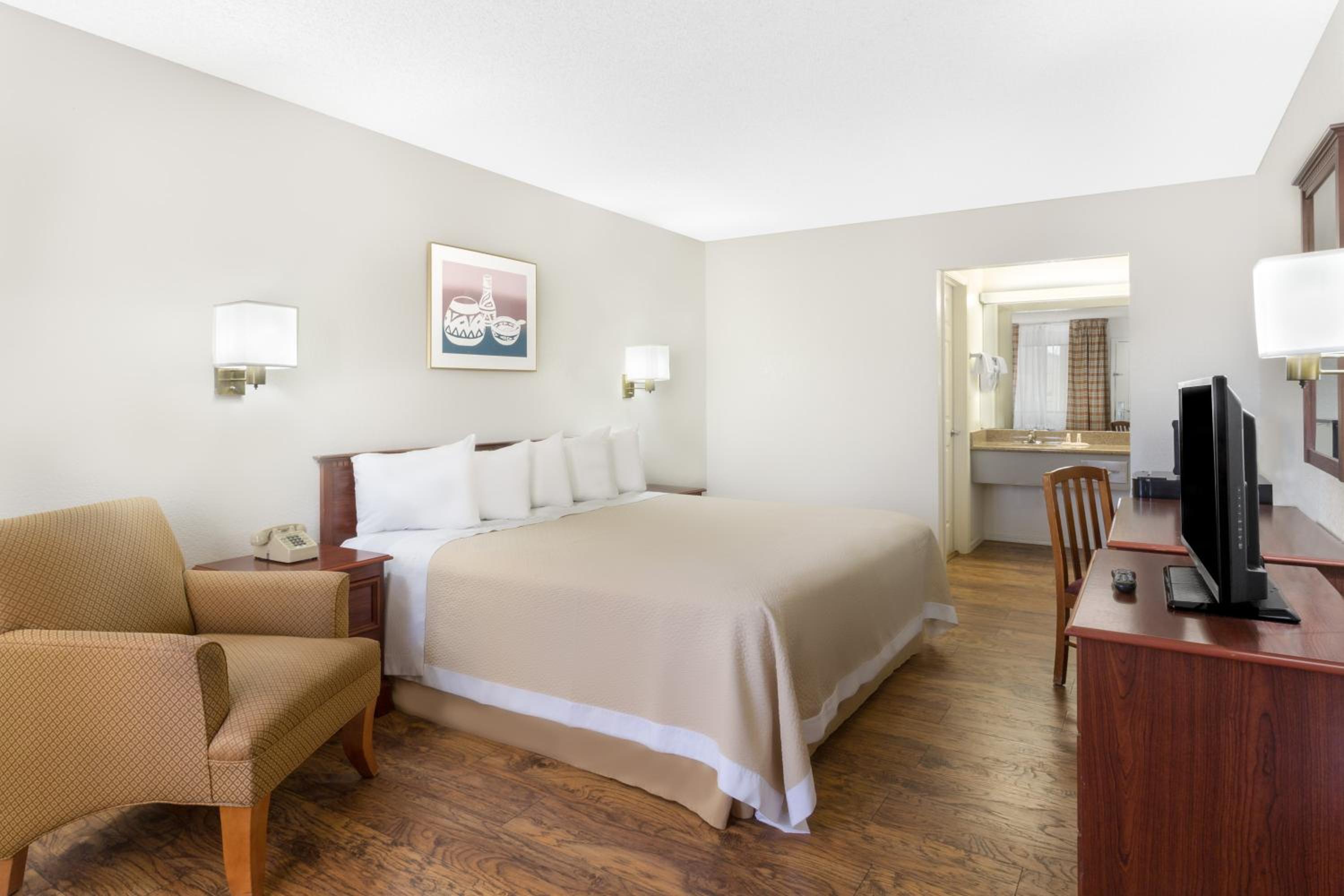 King Room - Non-Smoking - Photo 1