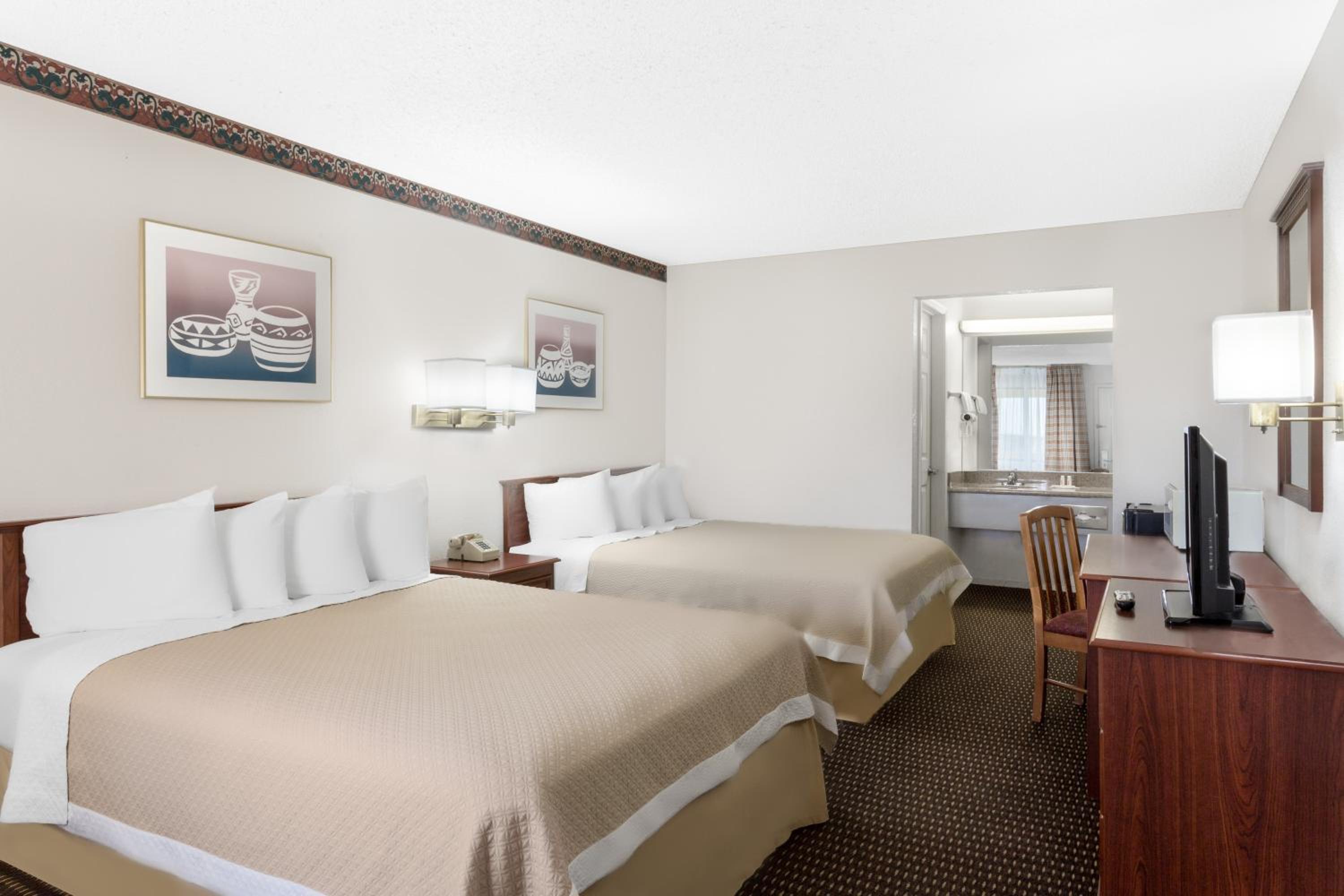 Queen Room with Two Queen Beds - Non-Smoking - Photo 1
