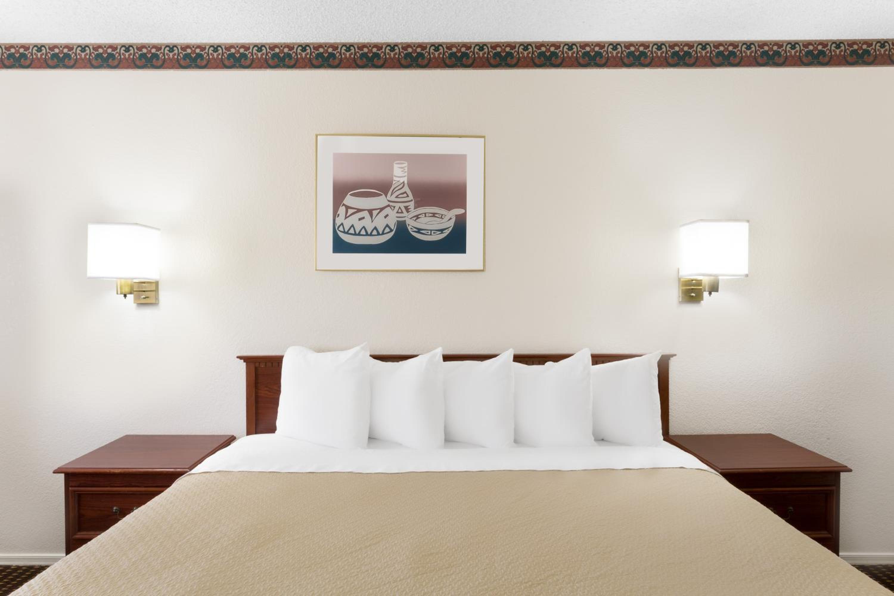 King Room - Non-Smoking - Photo 4