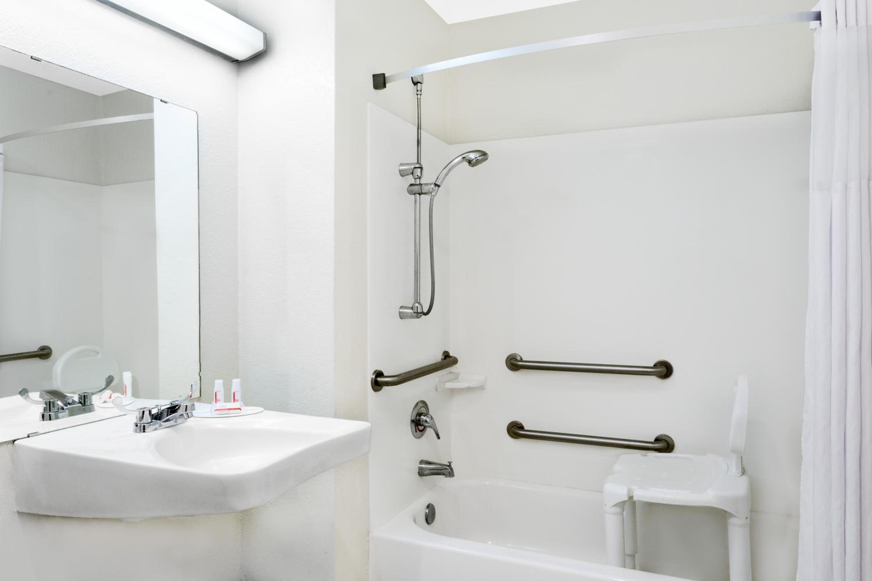 King Room - Disability Access/Non-Smoking - Photo 2