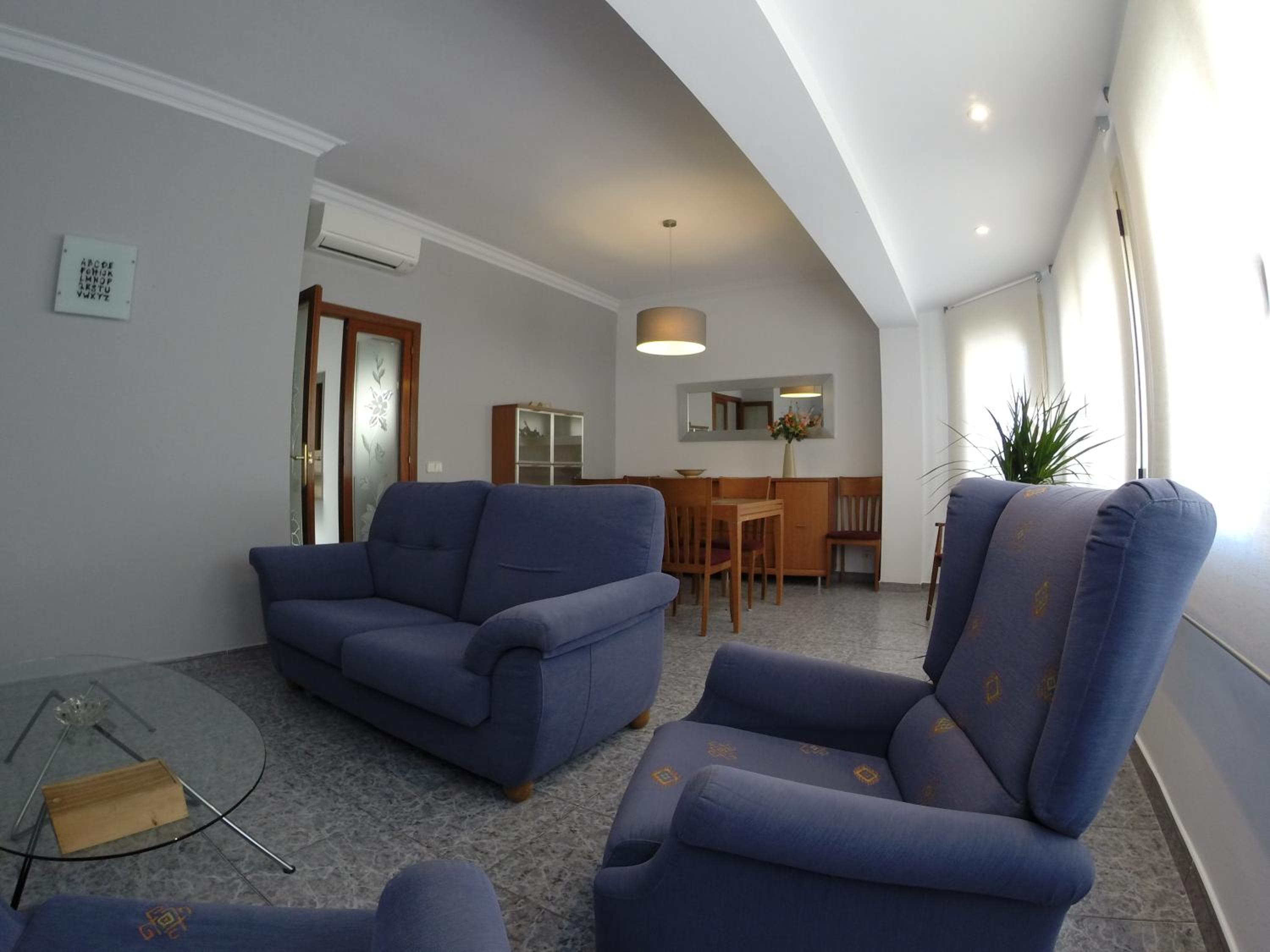 Apartamento de Cuatro Habitaciones con Terraza