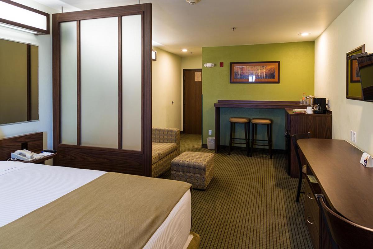 Queen Suite - Non-Smoking - Photo 1