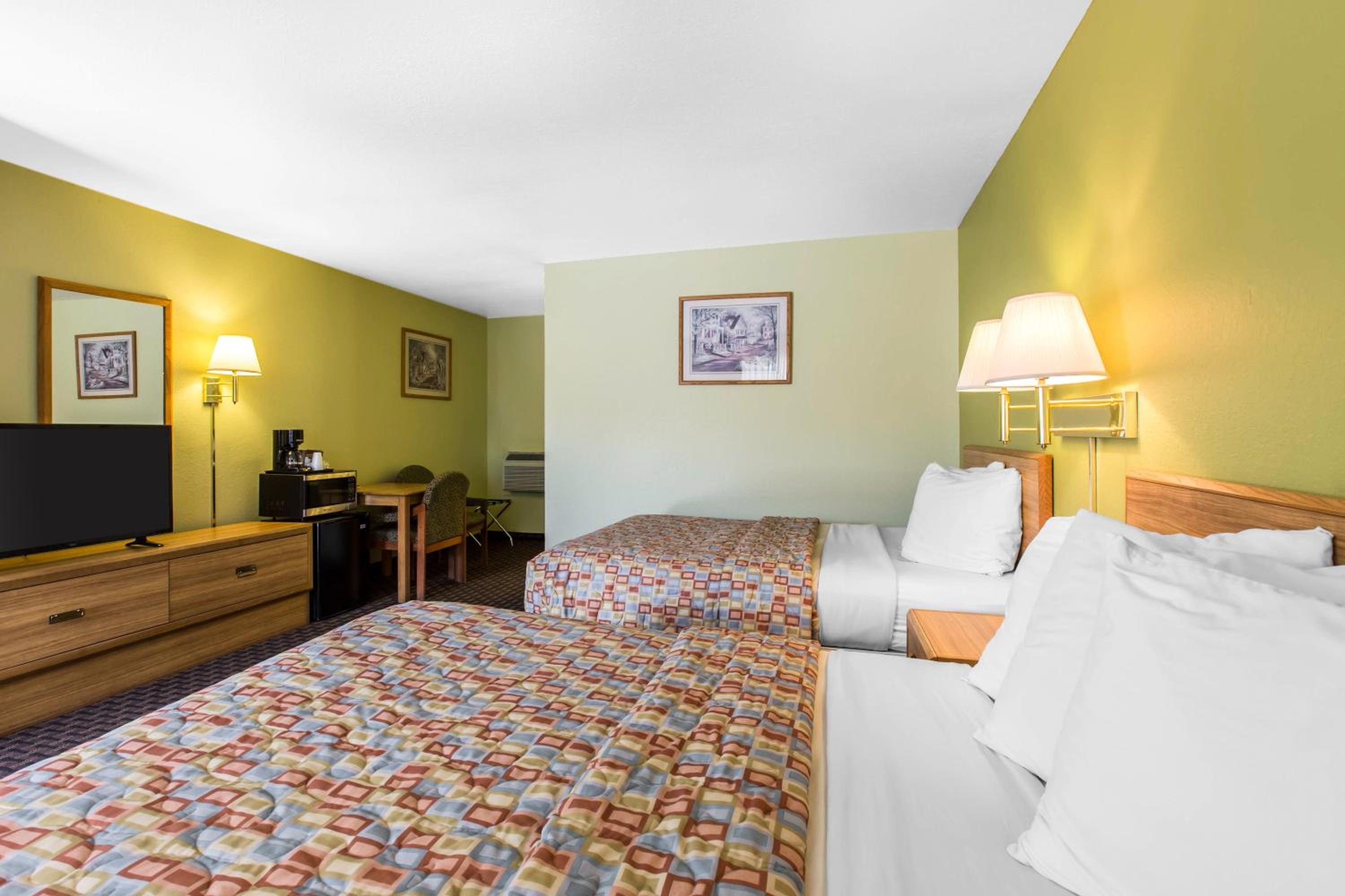 Deluxe Queen Room with Two Queen Beds - No pets