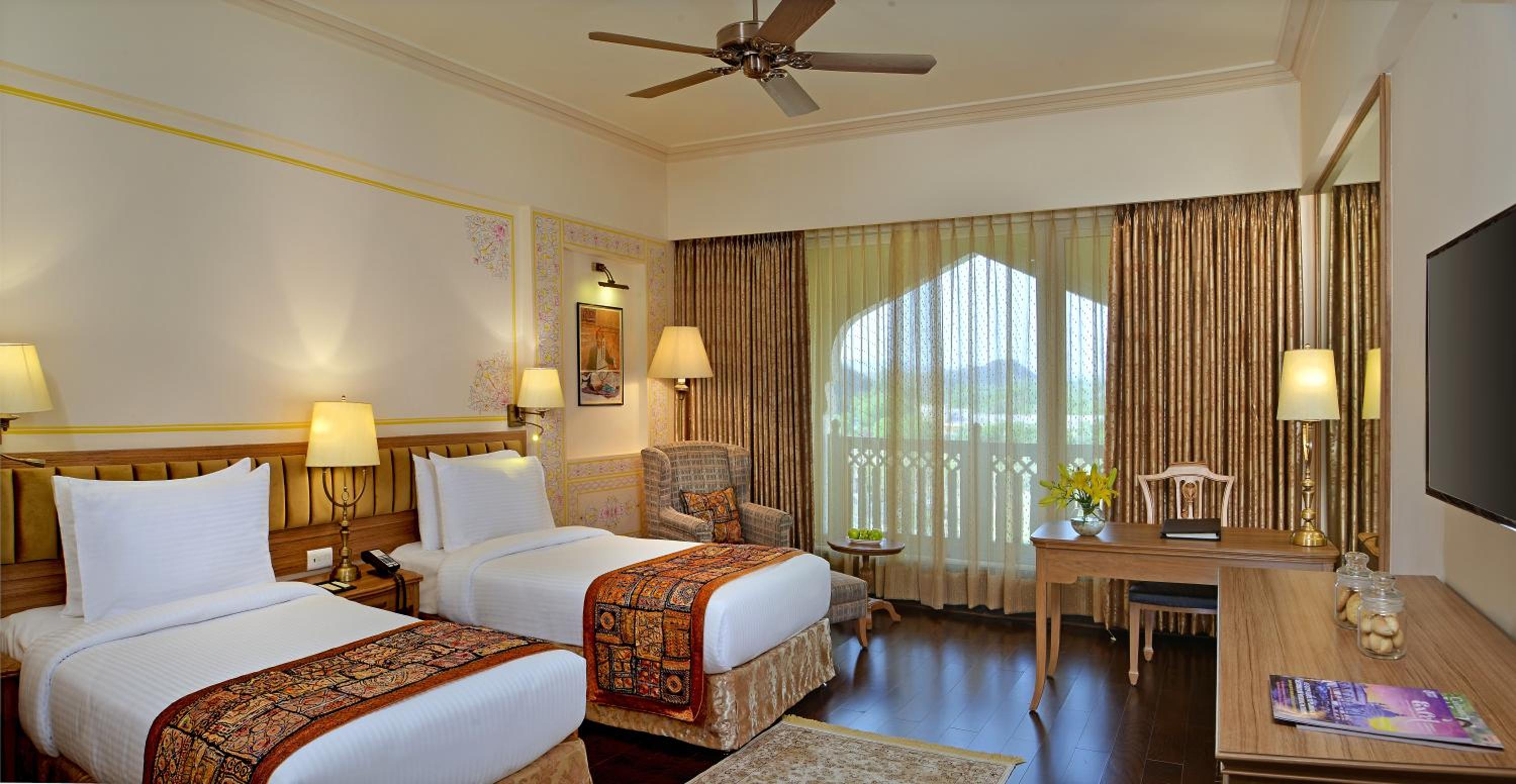 Deluxe King Room: 15% off on Two-way Airport Transfer, 10% off on Food & Beverage services, 10% Discount On Laundry service