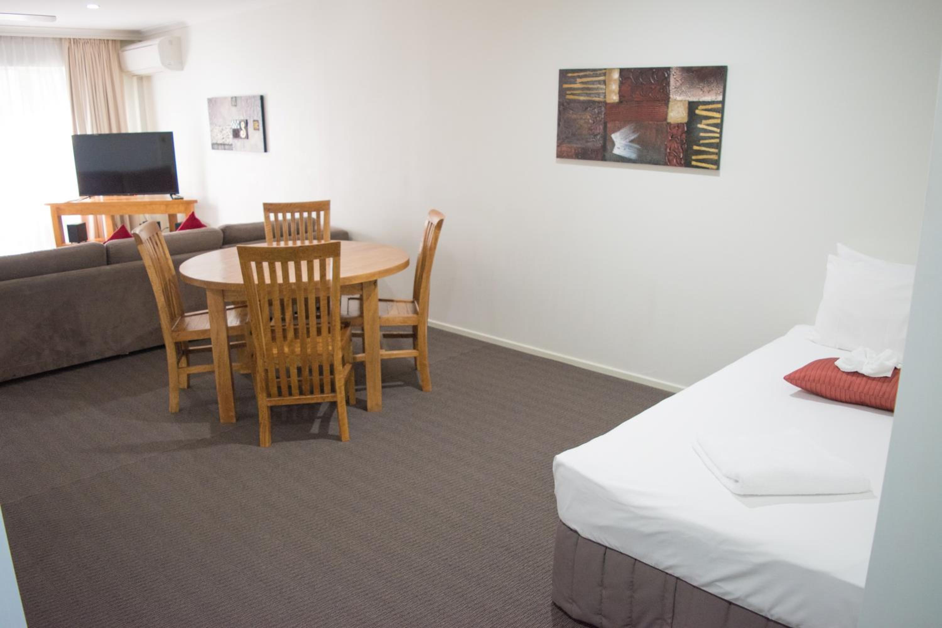 One-Bedroom Apartment with Walk-In Shower - Ground Floor  photo 2