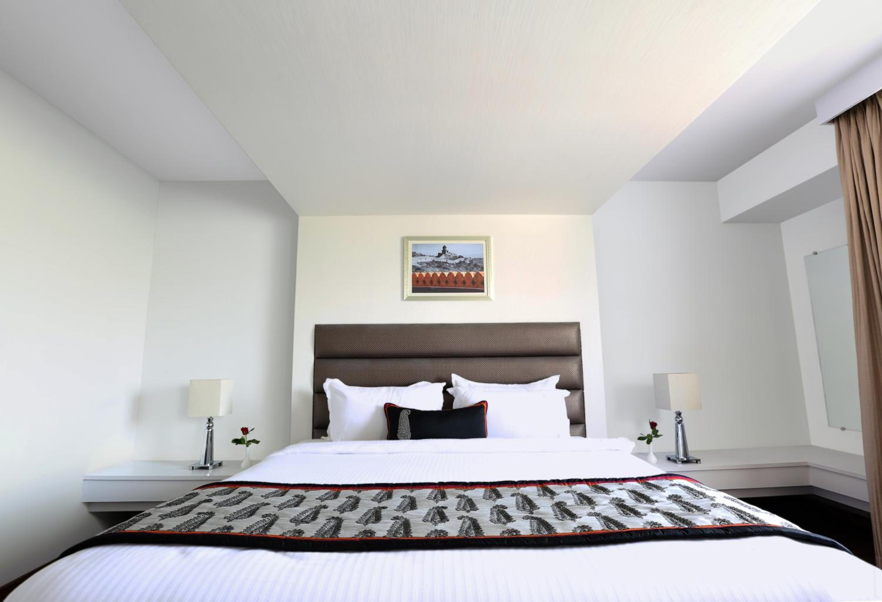 Deluxe Suite: : Enjoy 20% off on Food & Beverage services, Happy Hours with 1+1 offer on Alcoholic Beverages, Early Check-In and Late Checkout upto 3 hrs (SAV)