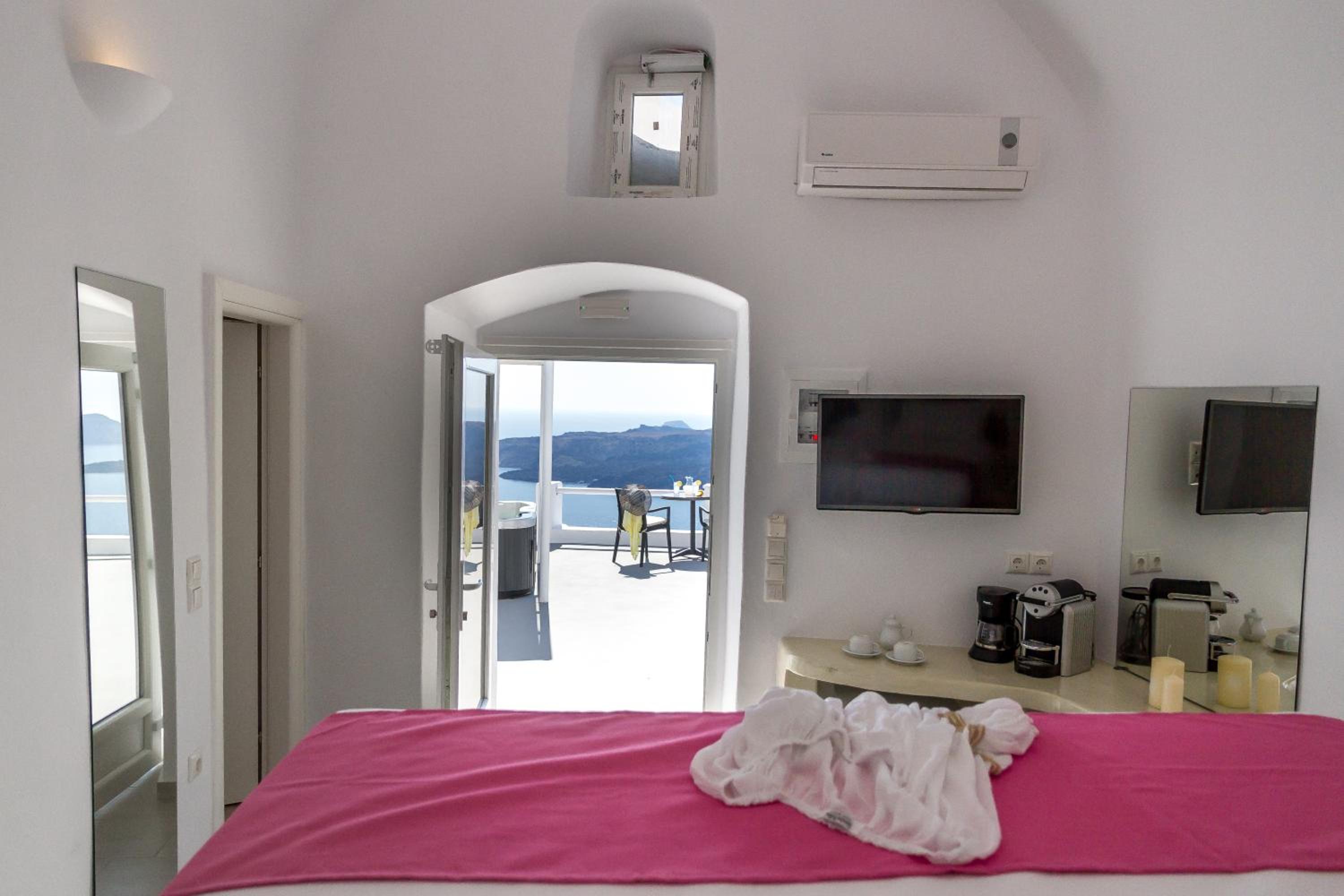 Junior Sunset Suite with Hot Tub and Caldera View