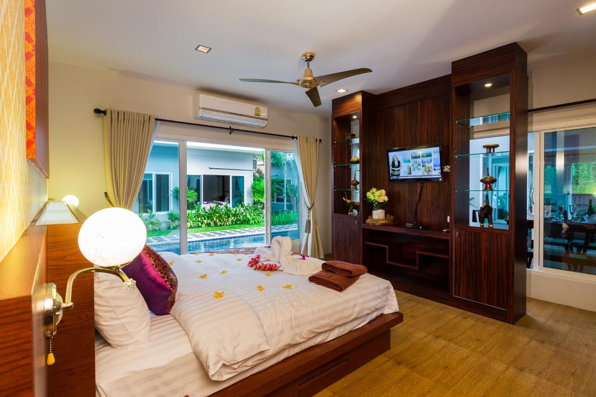 Six-Bedroom Villa  photo 3
