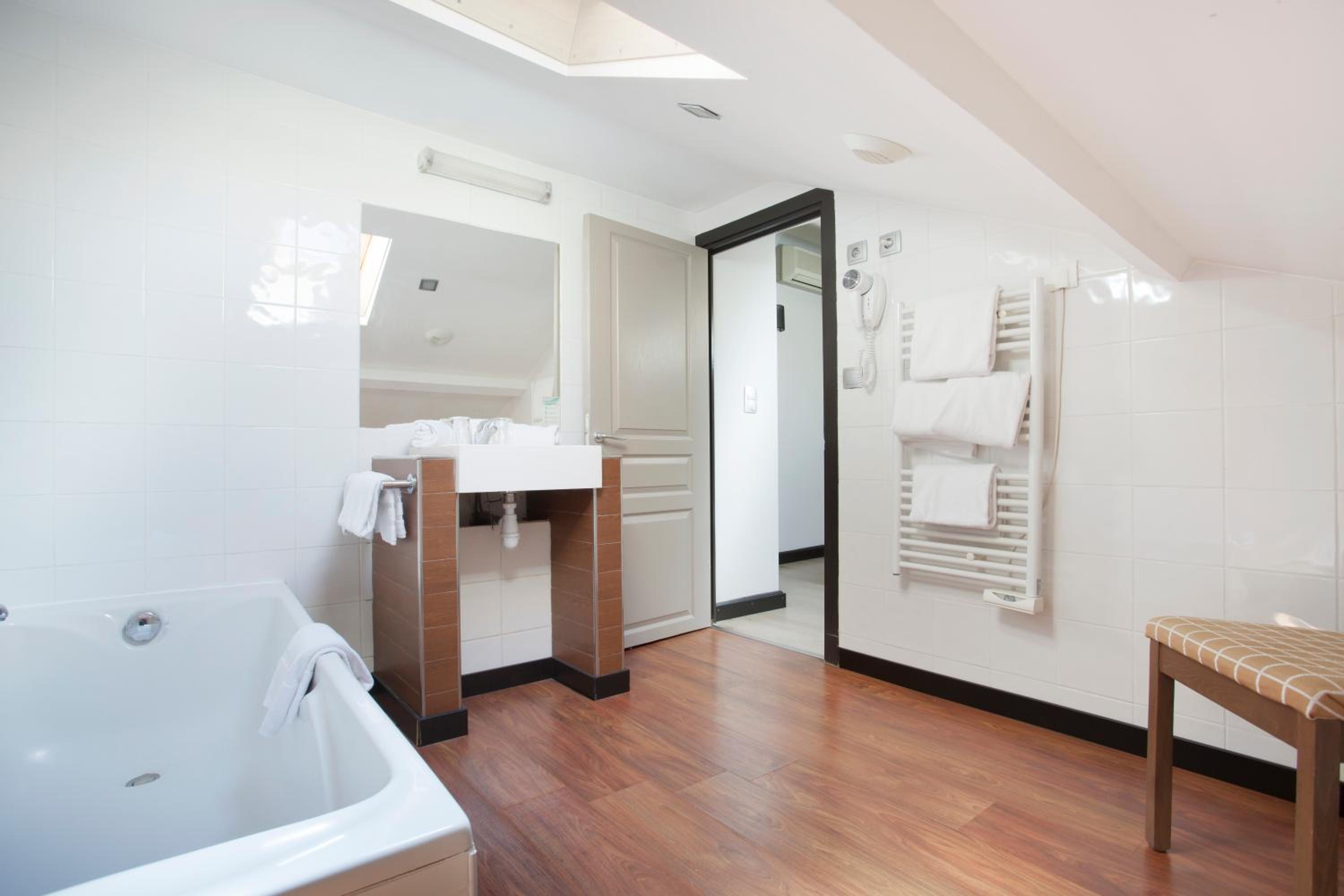 One-Bedroom Apartment (4 Adults) - Photo 7