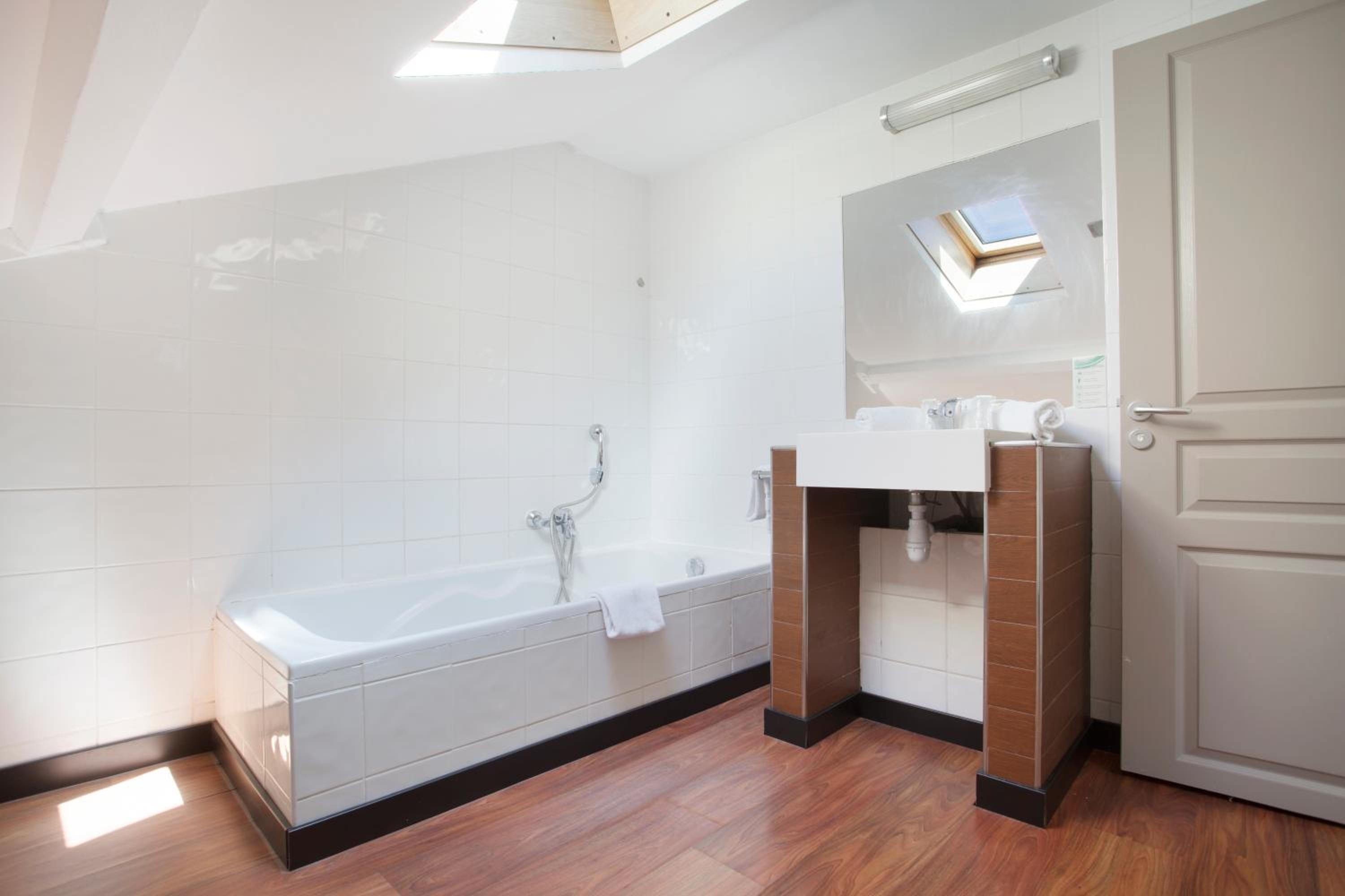 One-Bedroom Apartment (4 Adults) - Photo 8