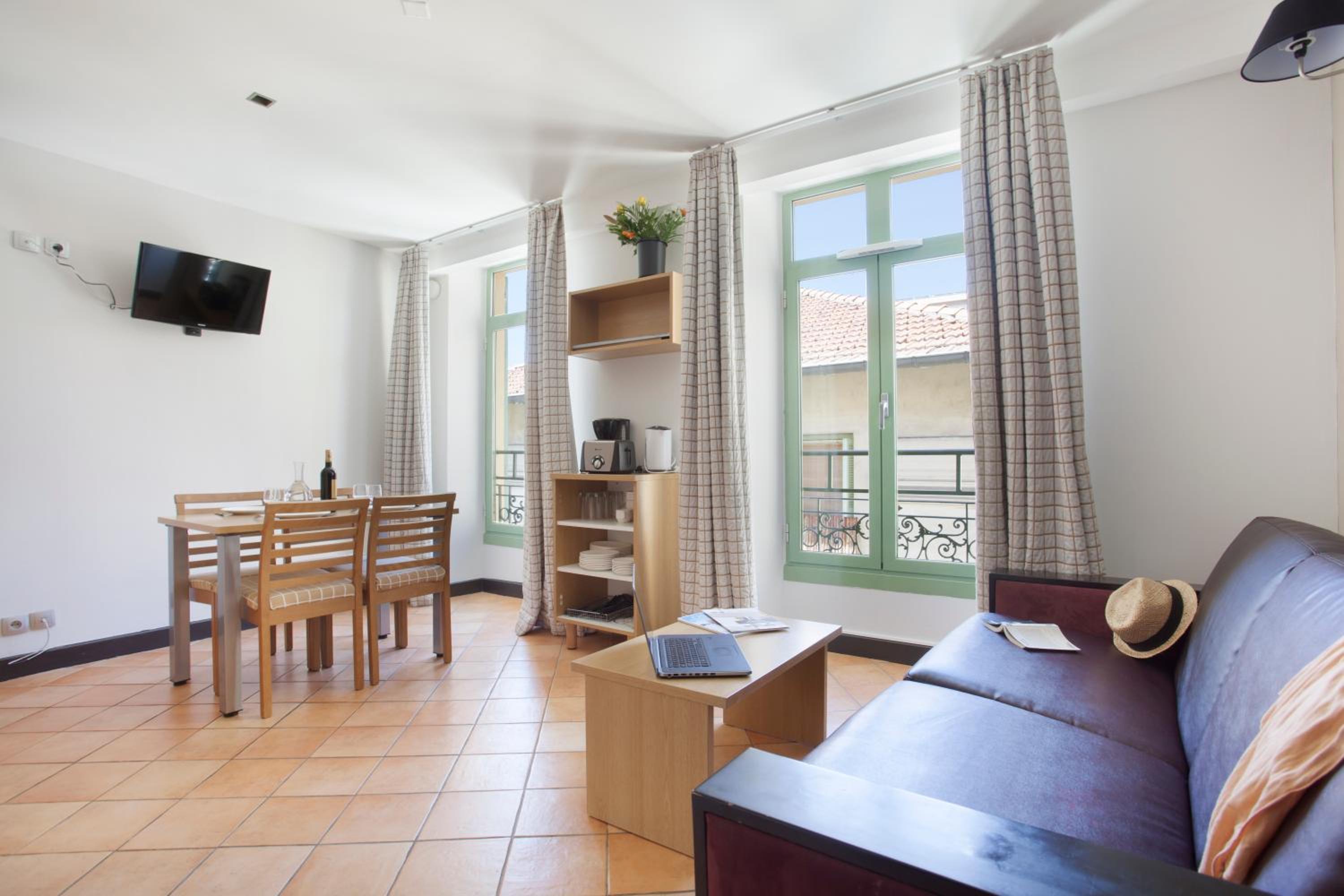 One-Bedroom Apartment (4 Adults) - Photo 2