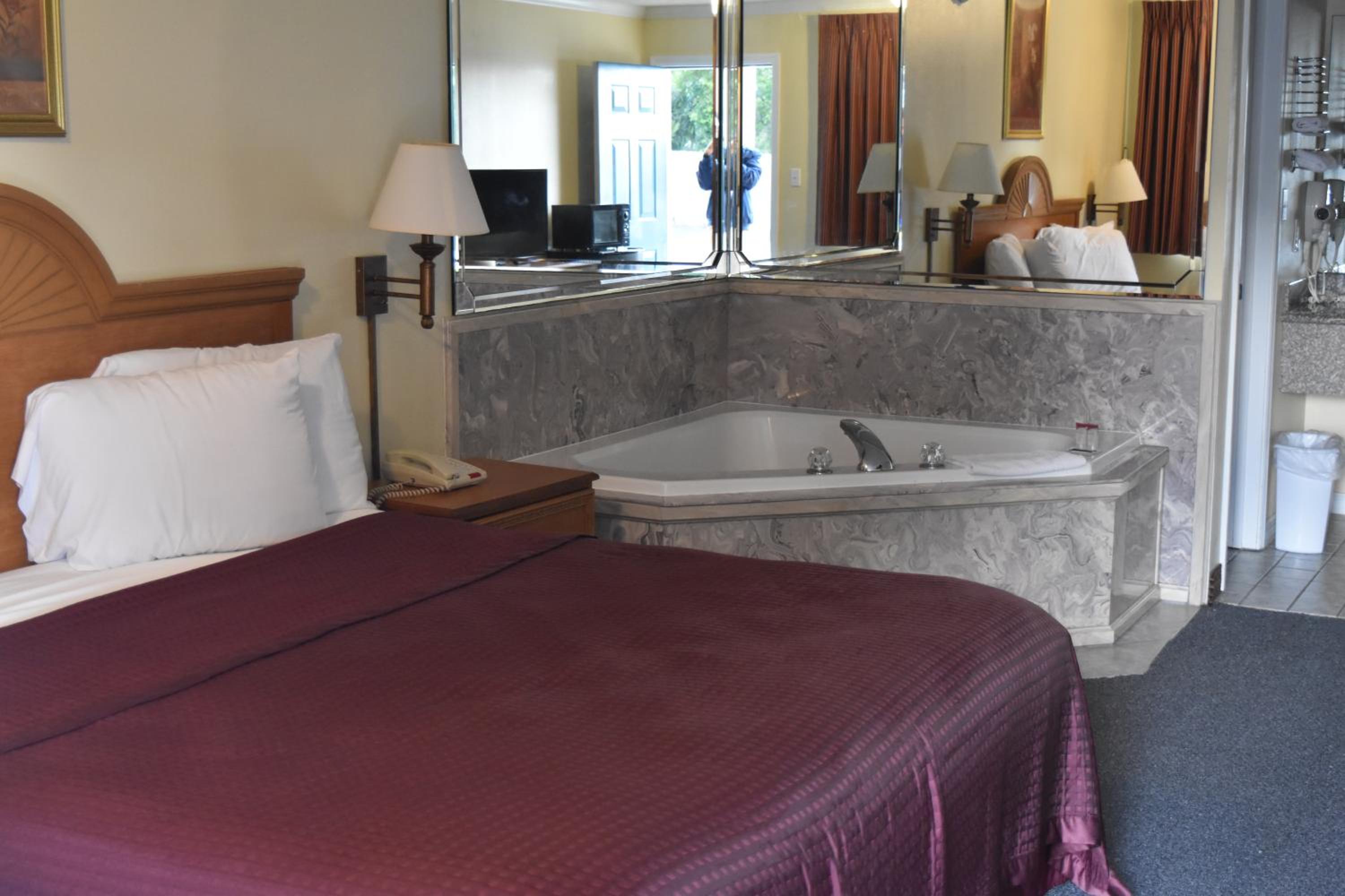 Suite with Hot Tub photo 1