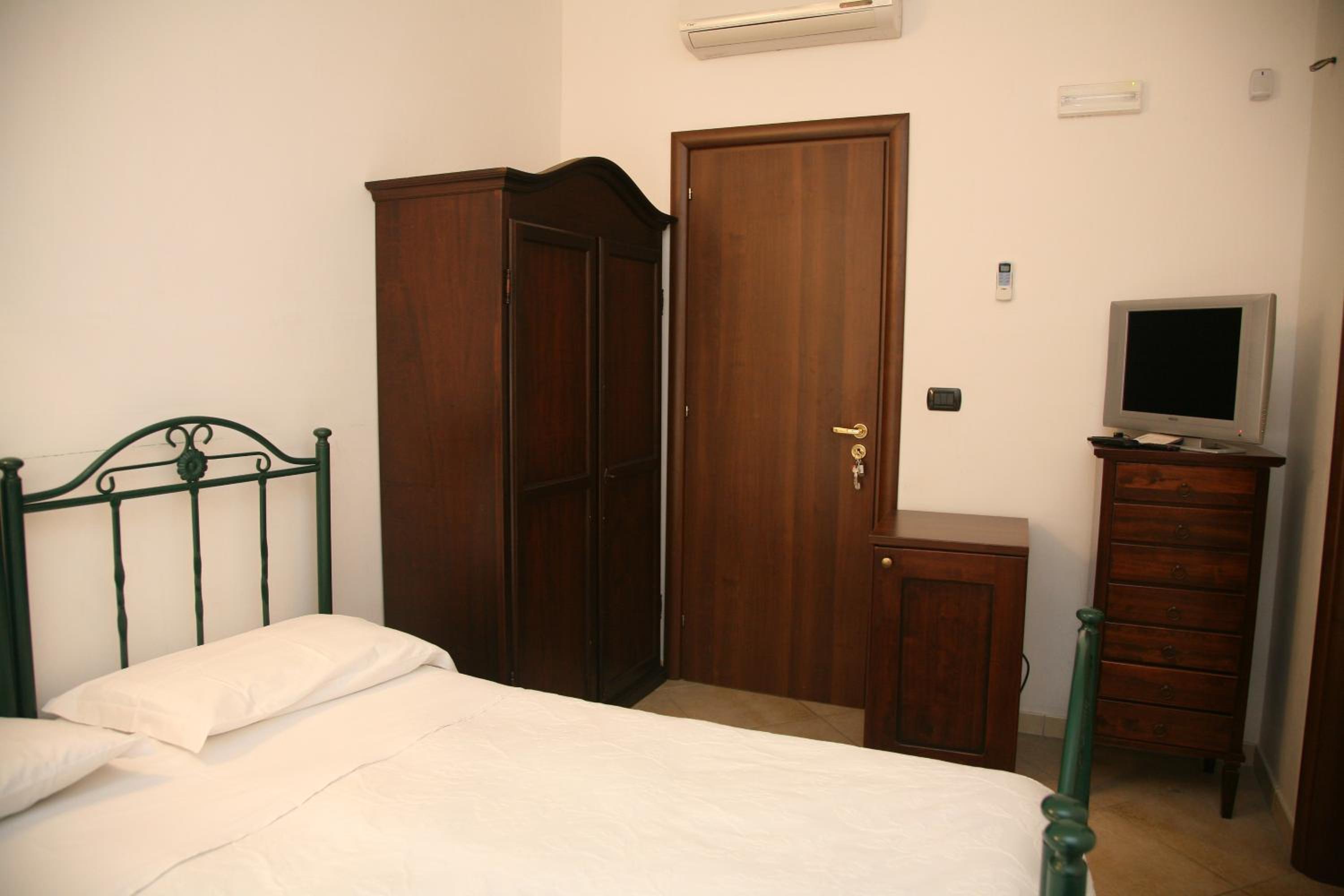 Economy Double or Twin Room photo 3