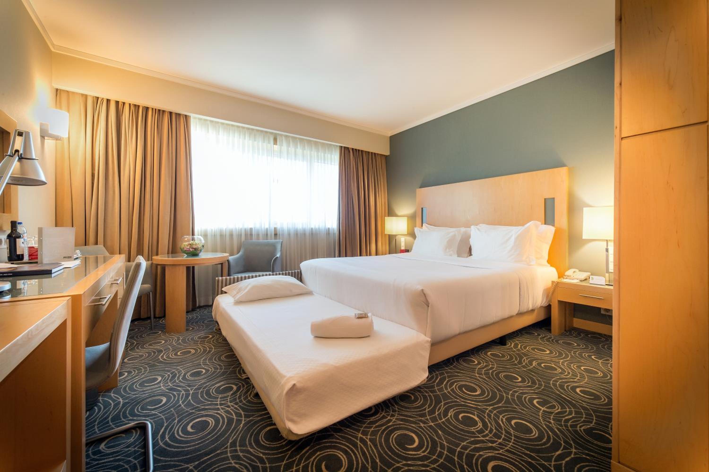 Double or Twin Room with Extra Bed - Photo 1