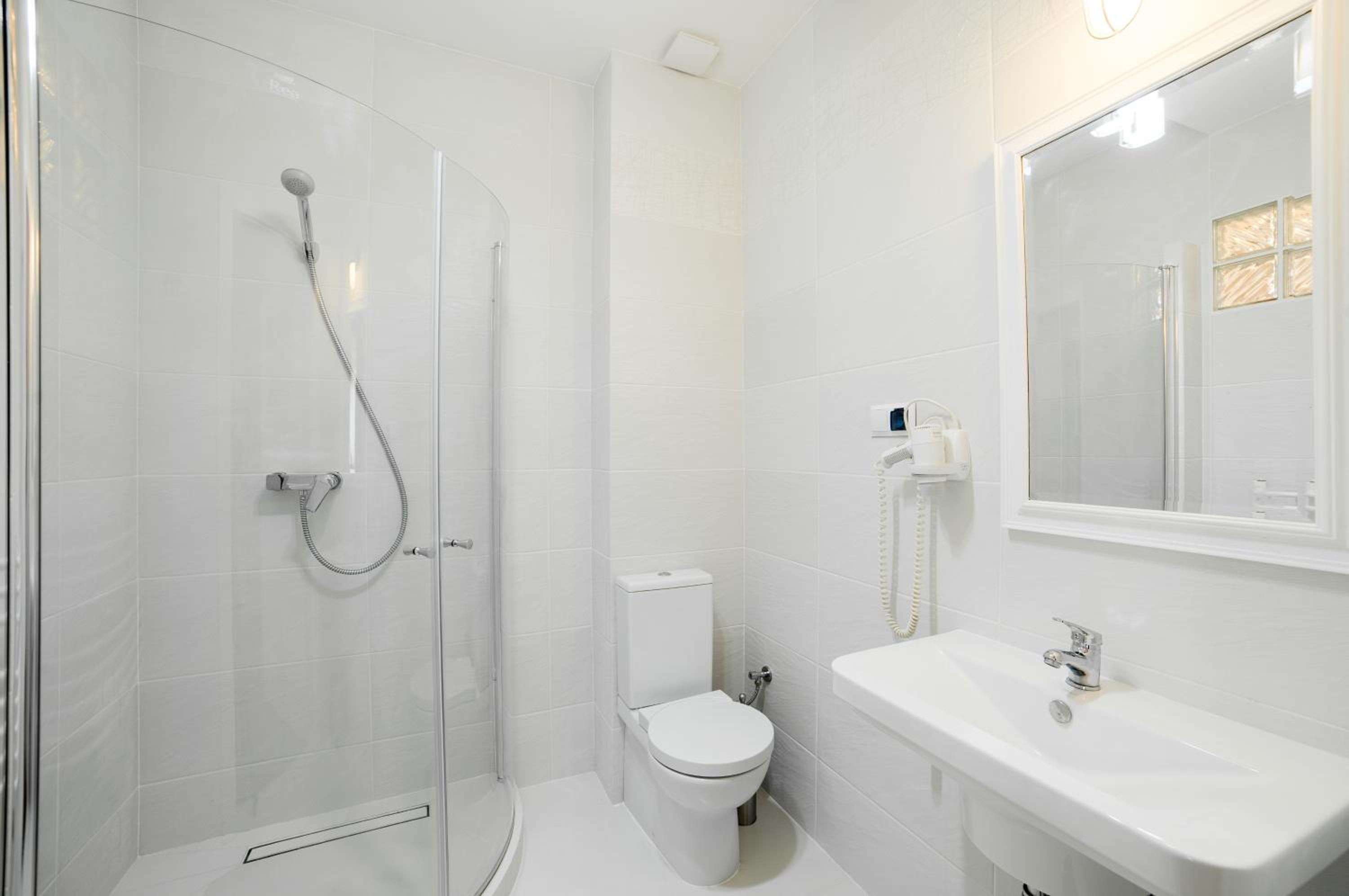 One-Bedroom Apartment - Photo 2
