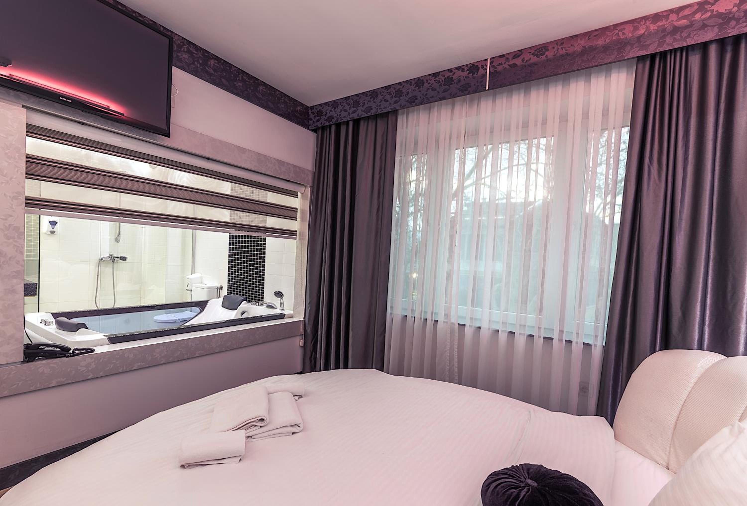 King Room with Spa Bath