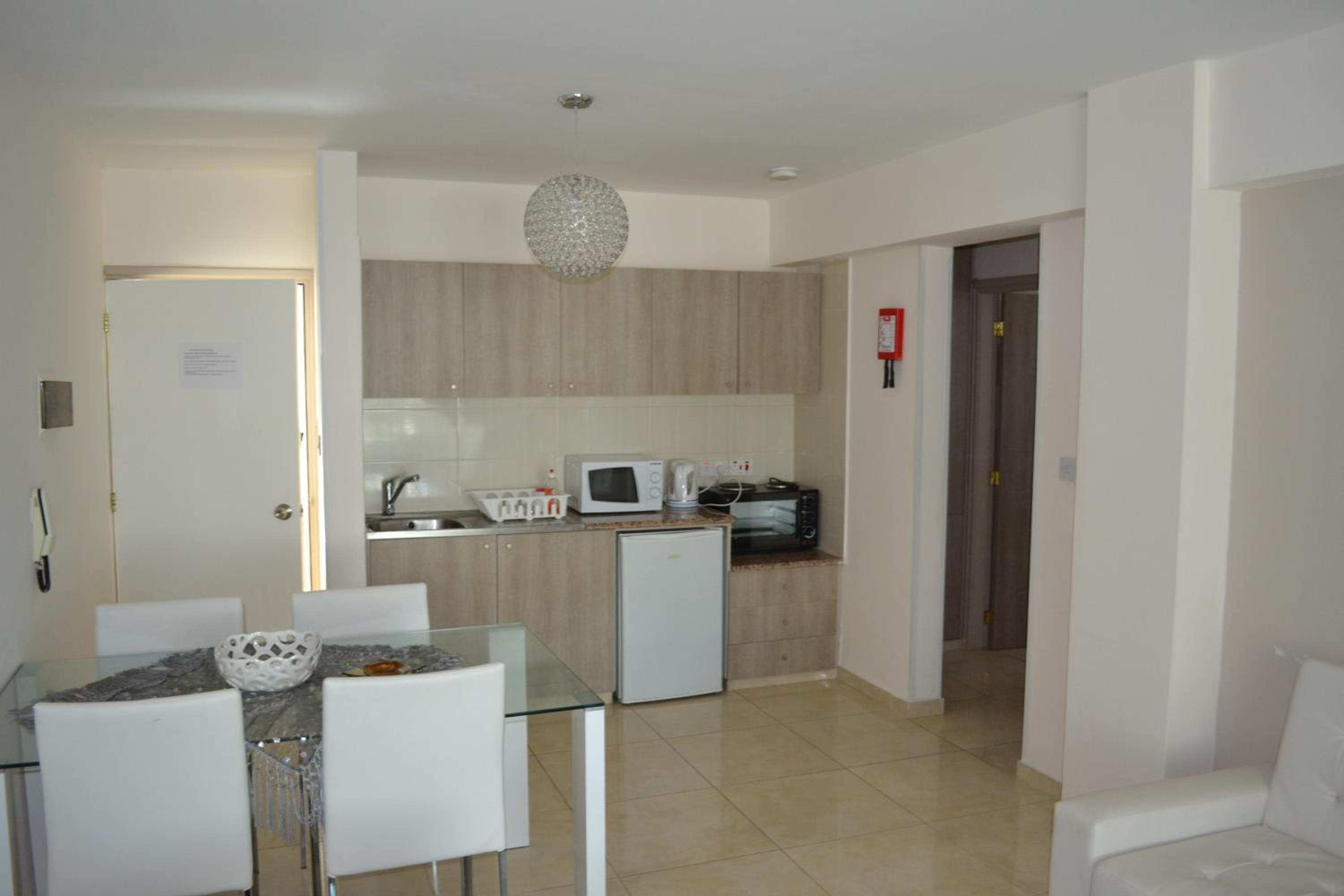 Deluxe One-Bedroom Apartment photo 3