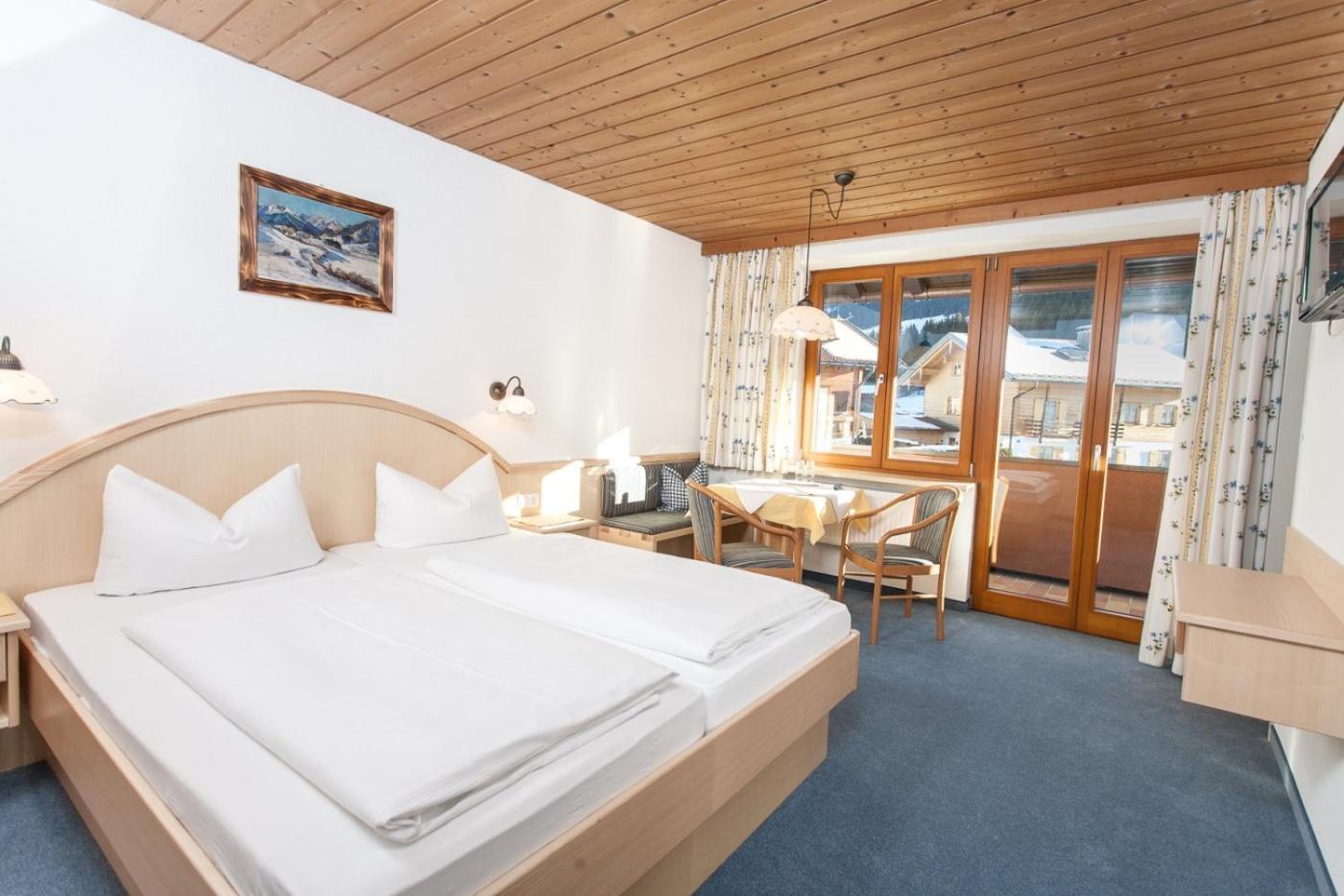 Double Room with Balcony 09
