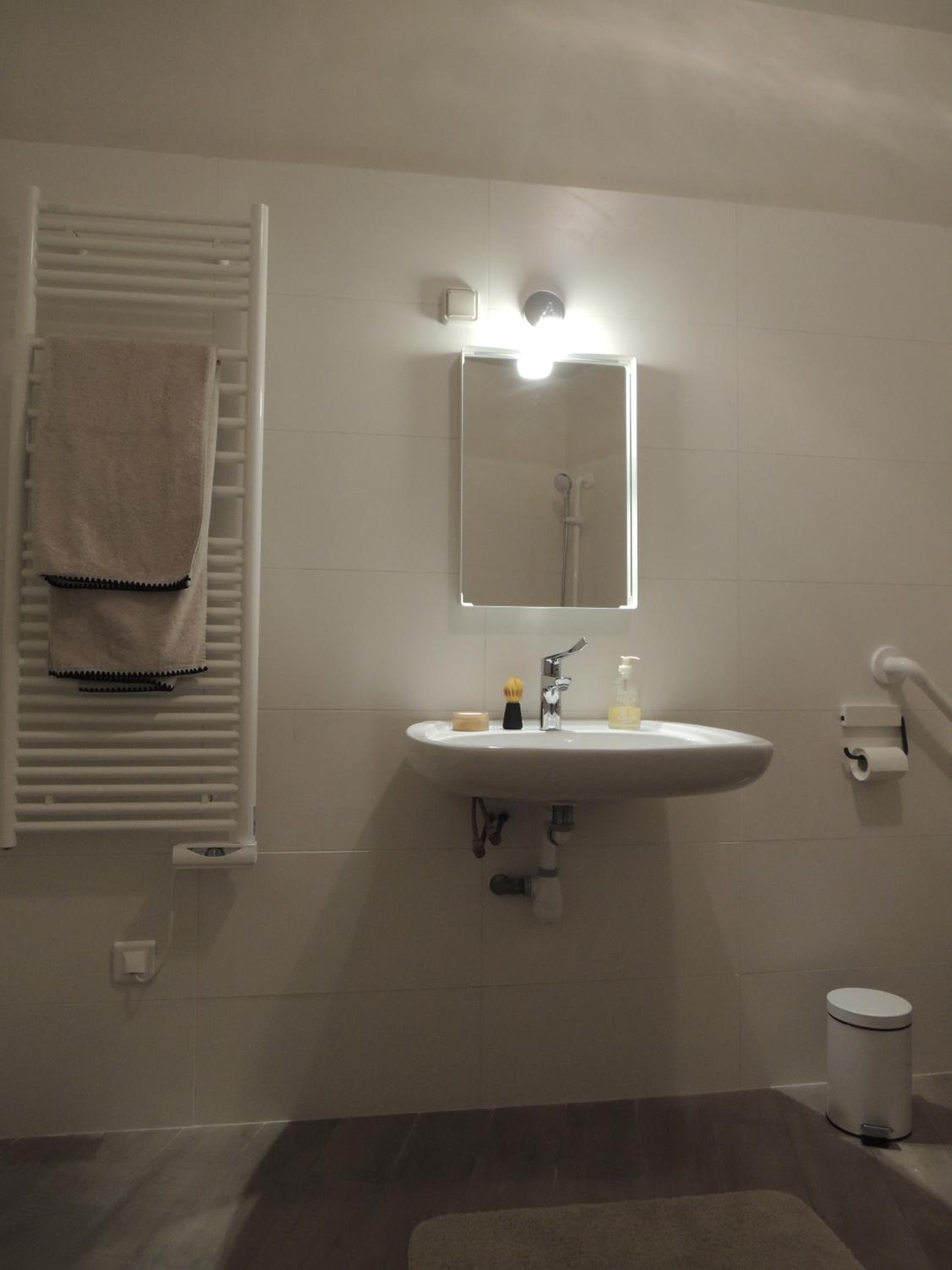 Double or Twin Room - Photo 10
