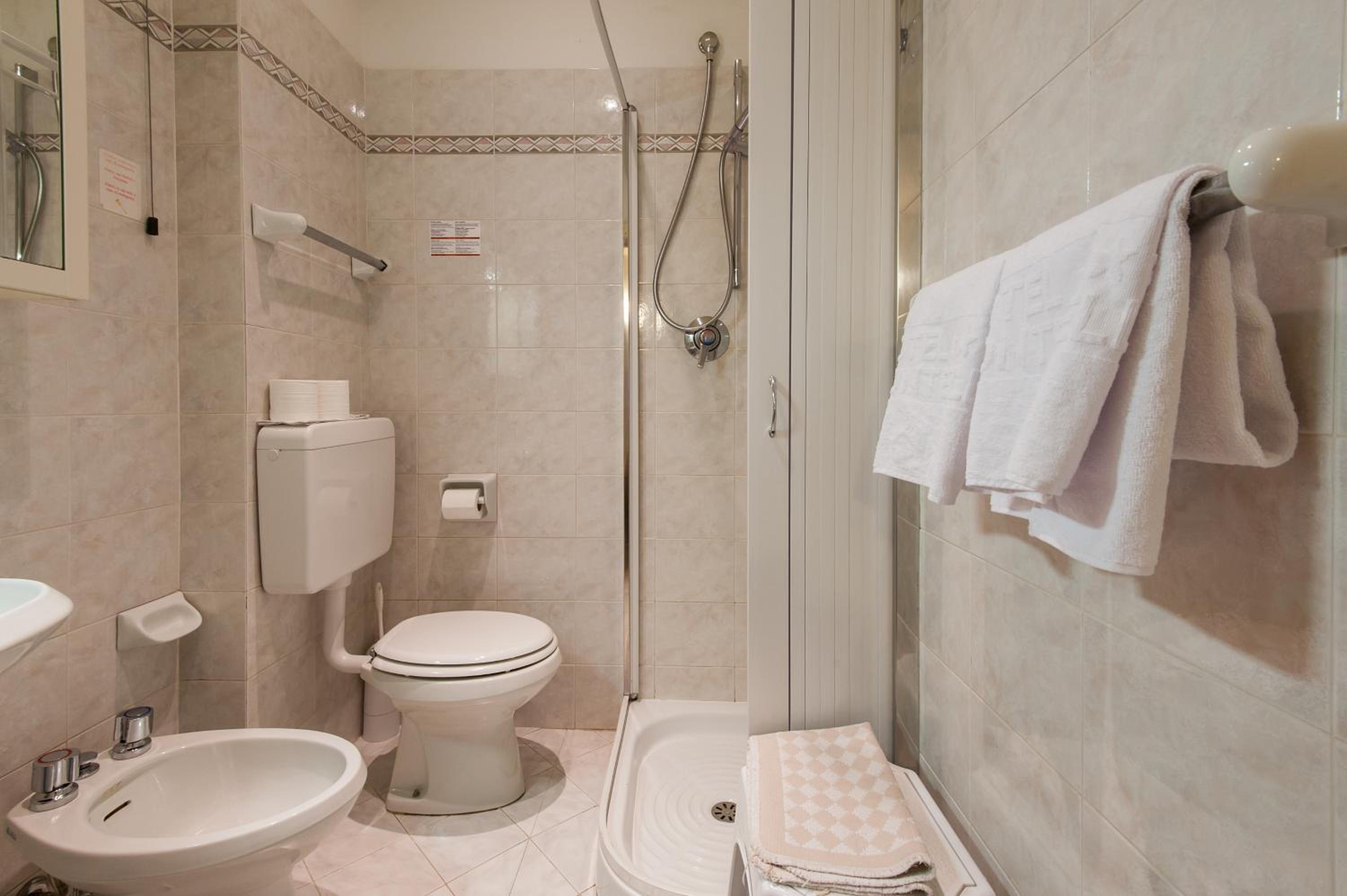 Double or Twin Room - Photo 5
