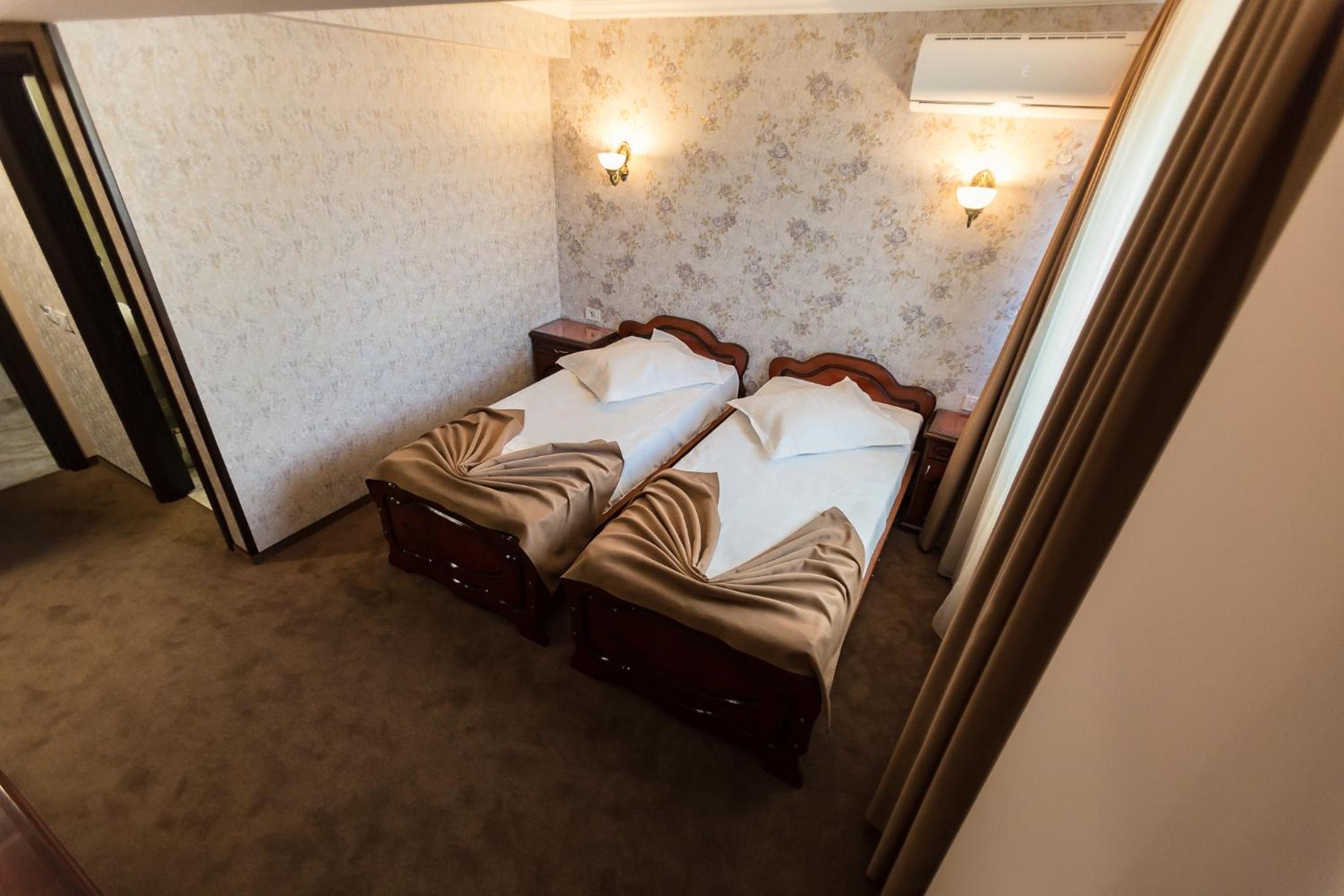 Standard Twin Room - Photo 1
