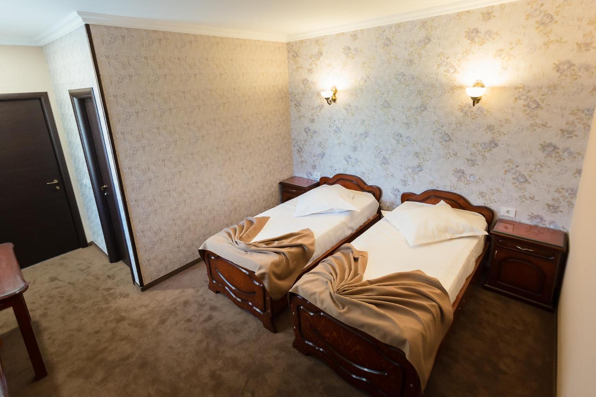 Standard Twin Room - Photo 8