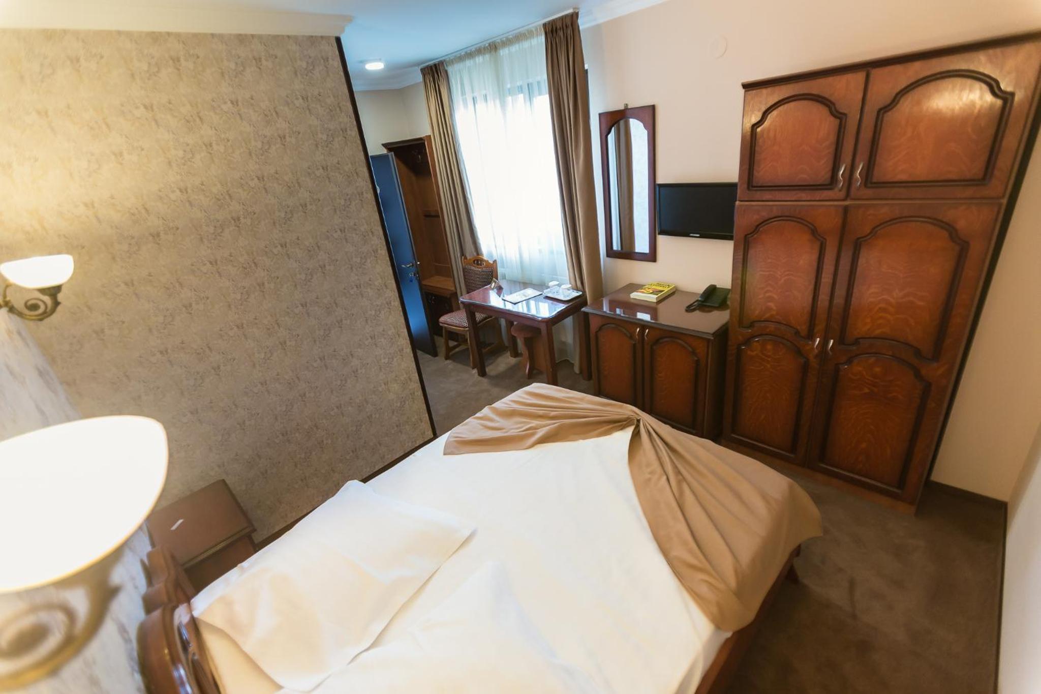 Standard Double Room - Photo 8