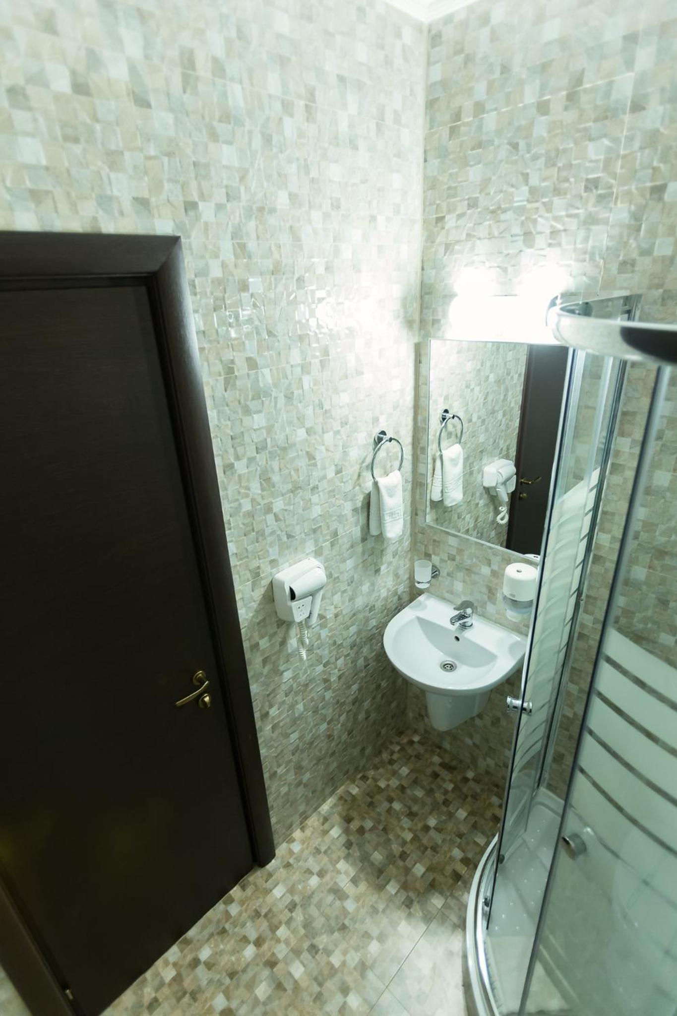 Standard Double Room - Photo 9
