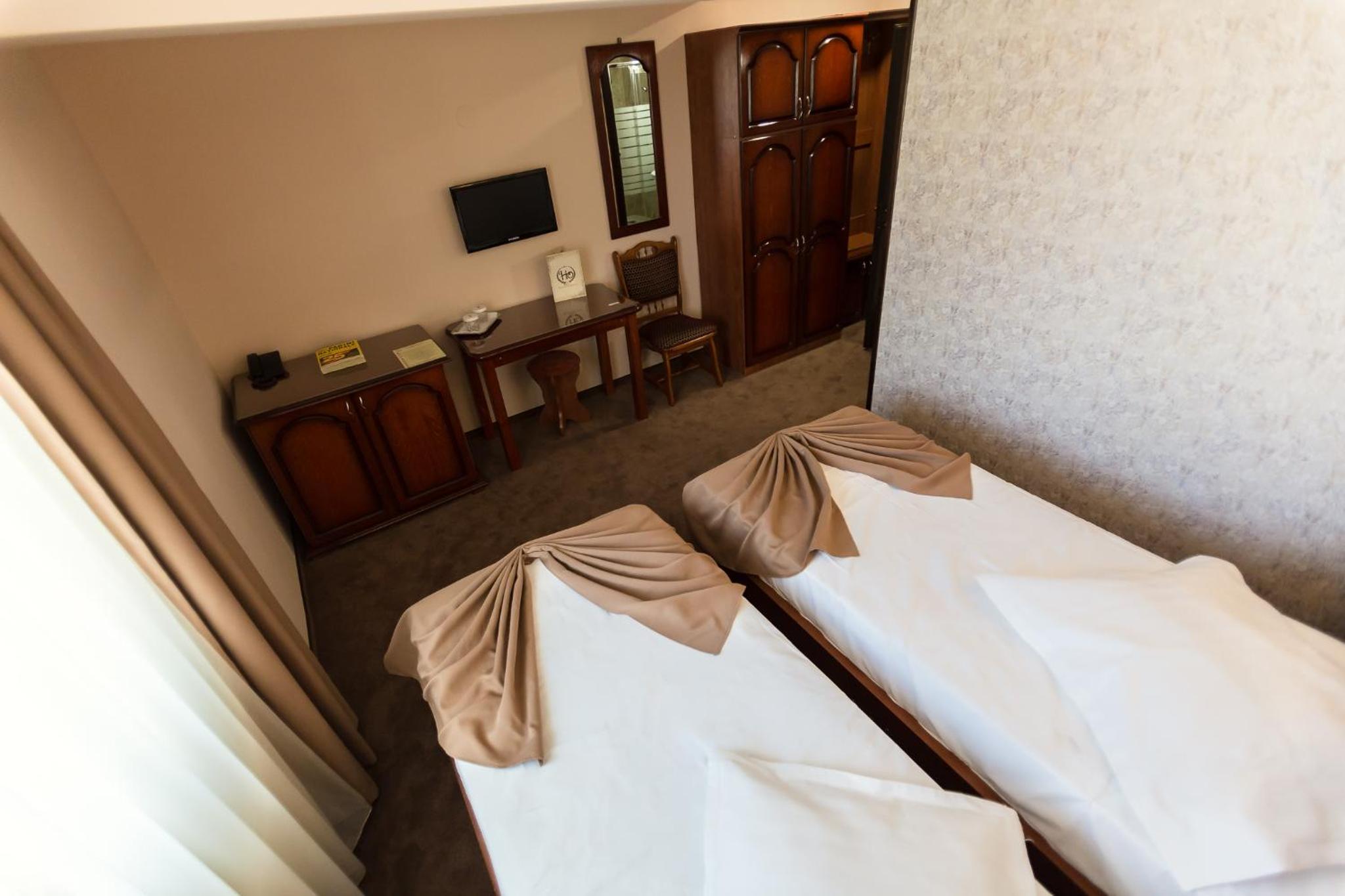 Standard Twin Room - Photo 4